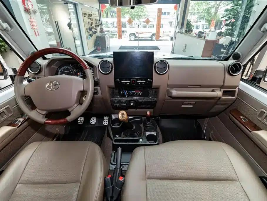 Land Cruiser (Imported) LC76 2015 Model 4.0L Manual — миниатюра 8