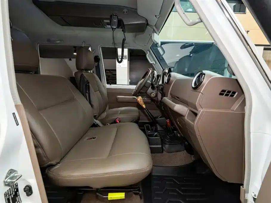 Land Cruiser (Imported) LC76 2015 Model 4.0L Manual — миниатюра 9