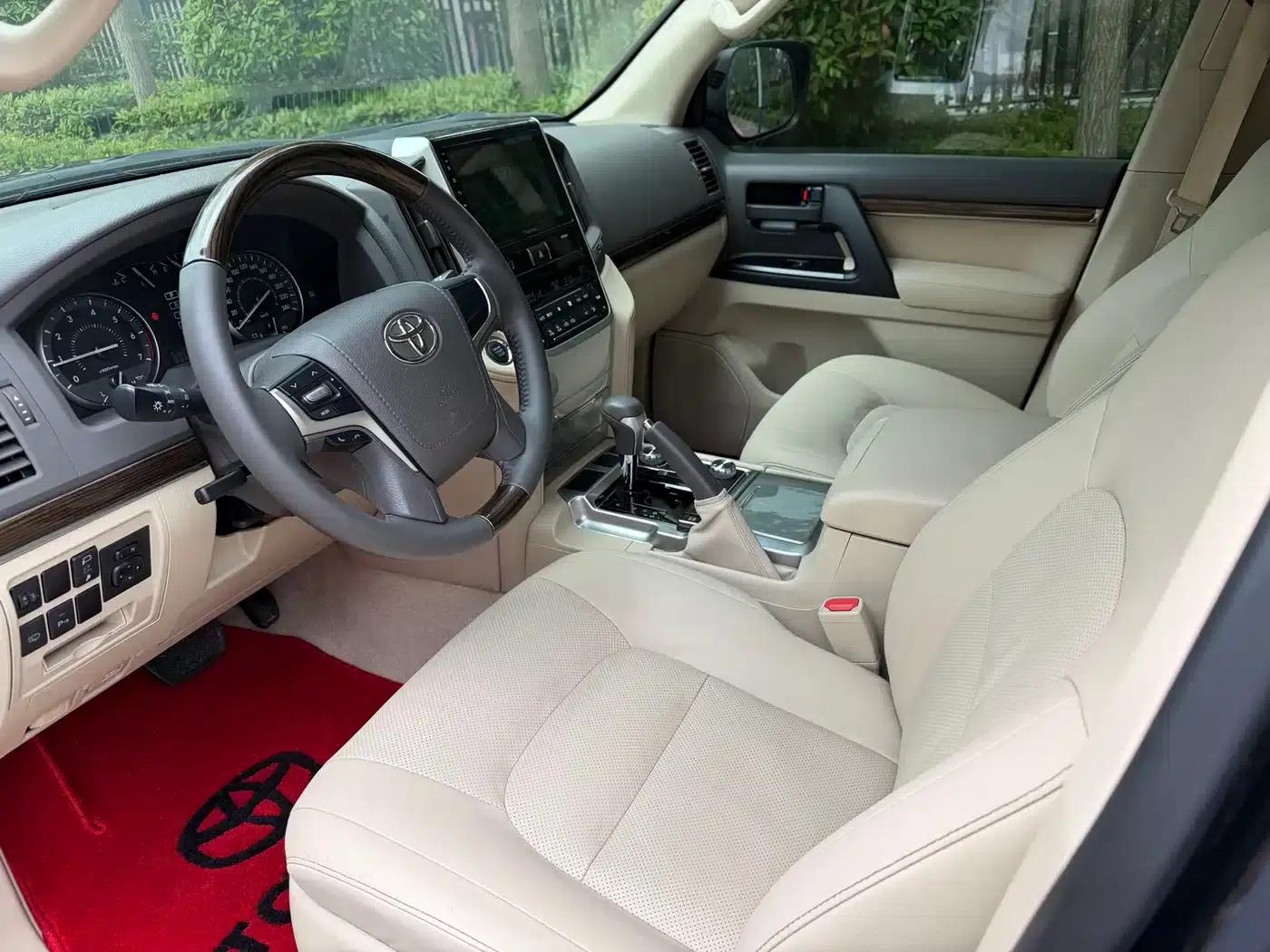 2018 Land Cruiser (Imported) 4.6L VX-R — миниатюра 4