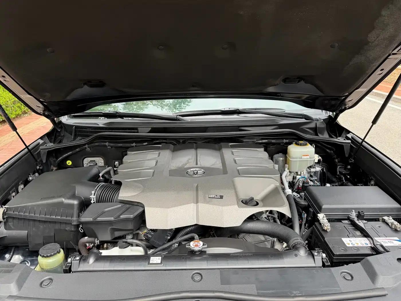 2018 Land Cruiser (Imported) 4.6L VX-R — миниатюра 6