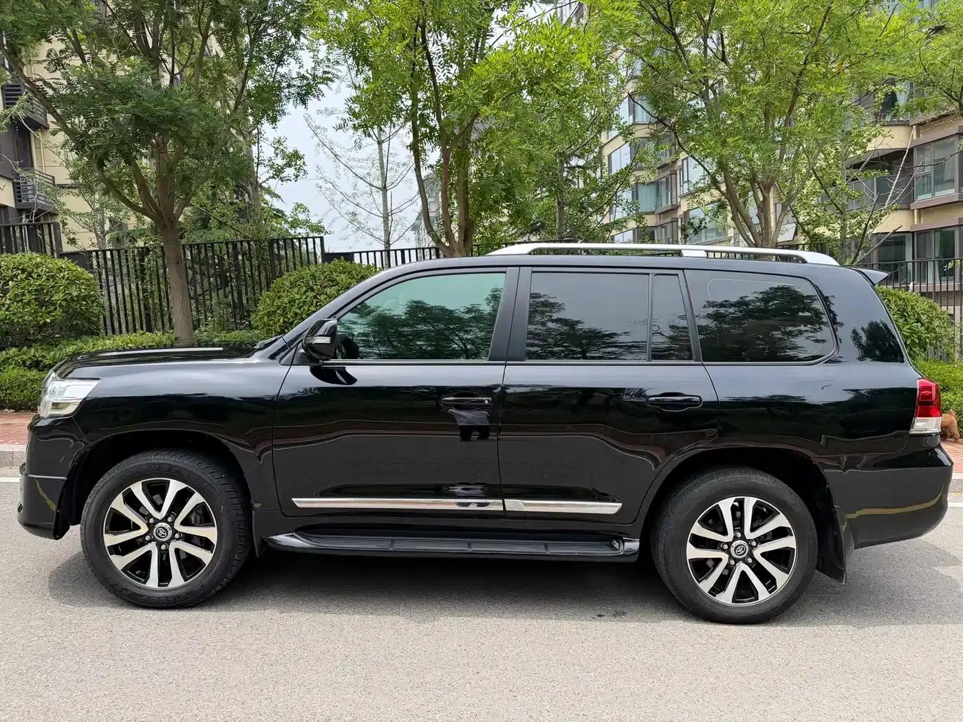2018 Land Cruiser (Imported) 4.6L VX-R — миниатюра 8