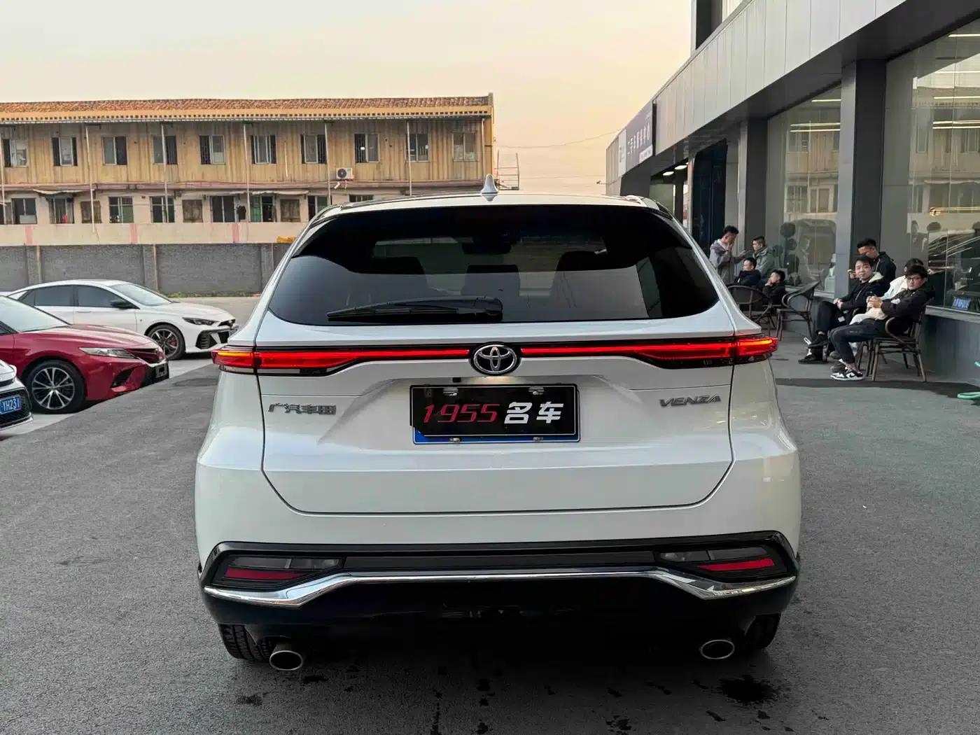 Venza 2023 2.0L CVT 2WD Luxury Edition — миниатюра 8