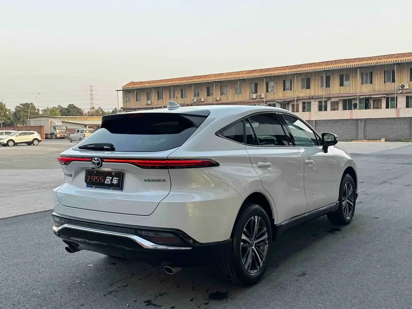 Venza 2023 2.0L CVT 2WD Luxury Edition — миниатюра 9