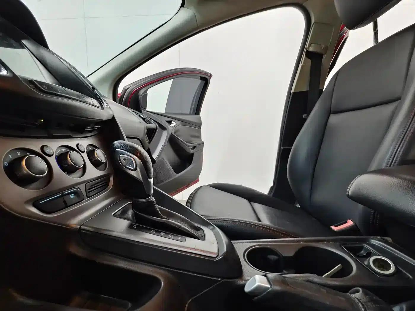 Ford Focus 2012 Hatchback 1.6L Automatic Comfort — миниатюра 11