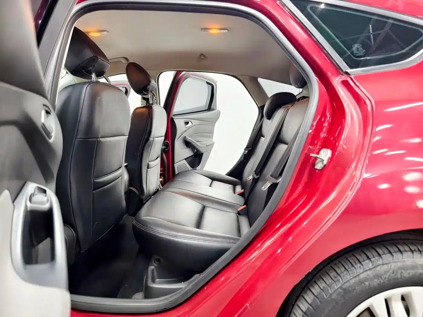 Ford Focus 2012 Hatchback 1.6L Automatic Comfort — миниатюра 12