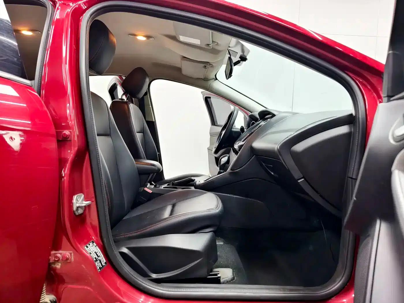 Ford Focus 2012 Hatchback 1.6L Automatic Comfort — миниатюра 13