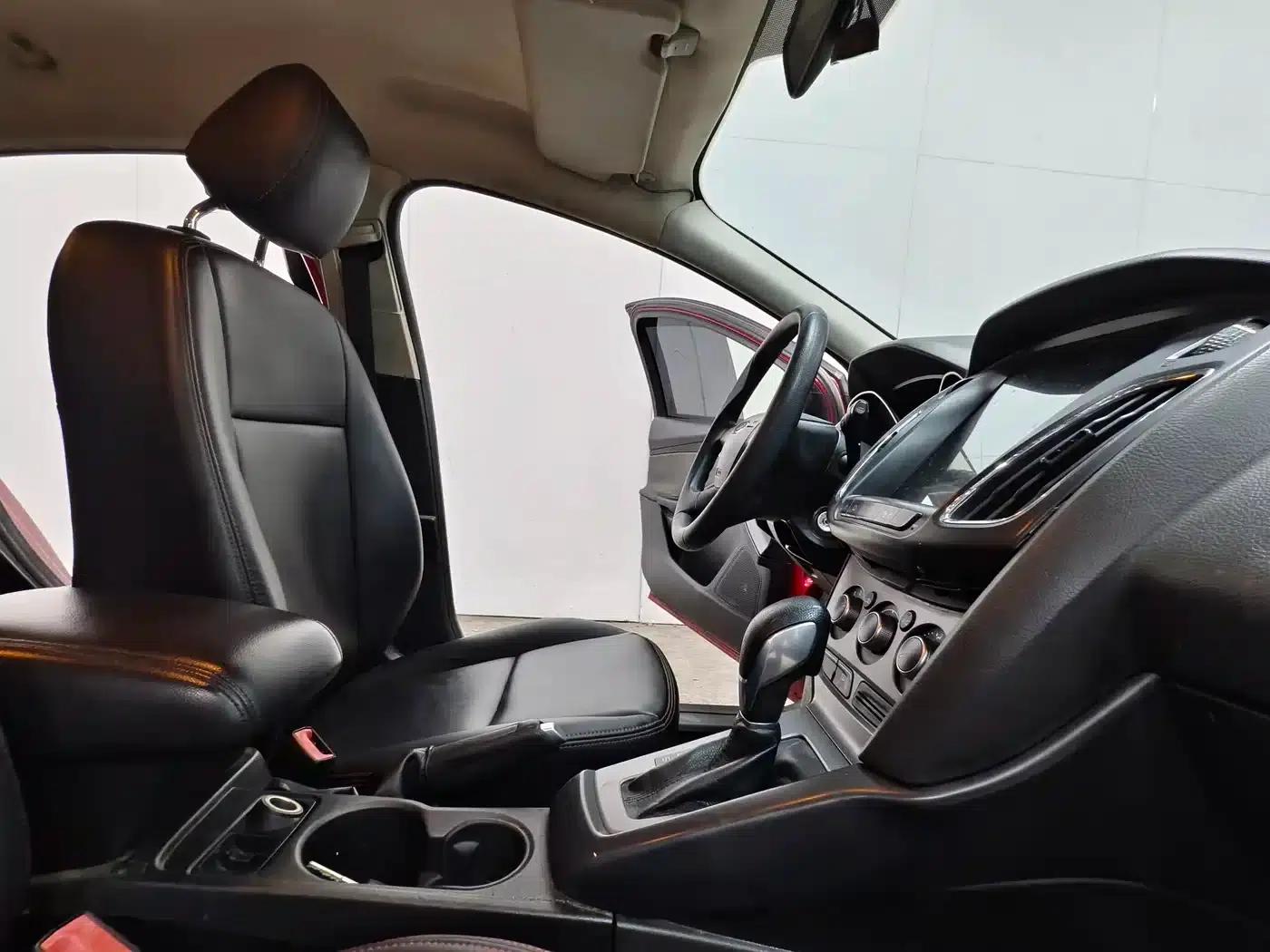Ford Focus 2012 Hatchback 1.6L Automatic Comfort — миниатюра 14