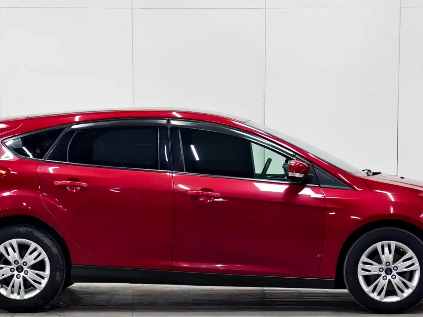 Ford Focus 2012 Hatchback 1.6L Automatic Comfort — миниатюра 8