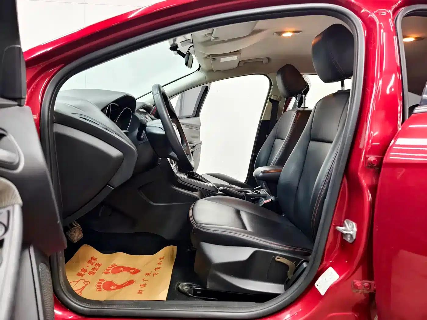 Ford Focus 2012 Hatchback 1.6L Automatic Comfort — миниатюра 10
