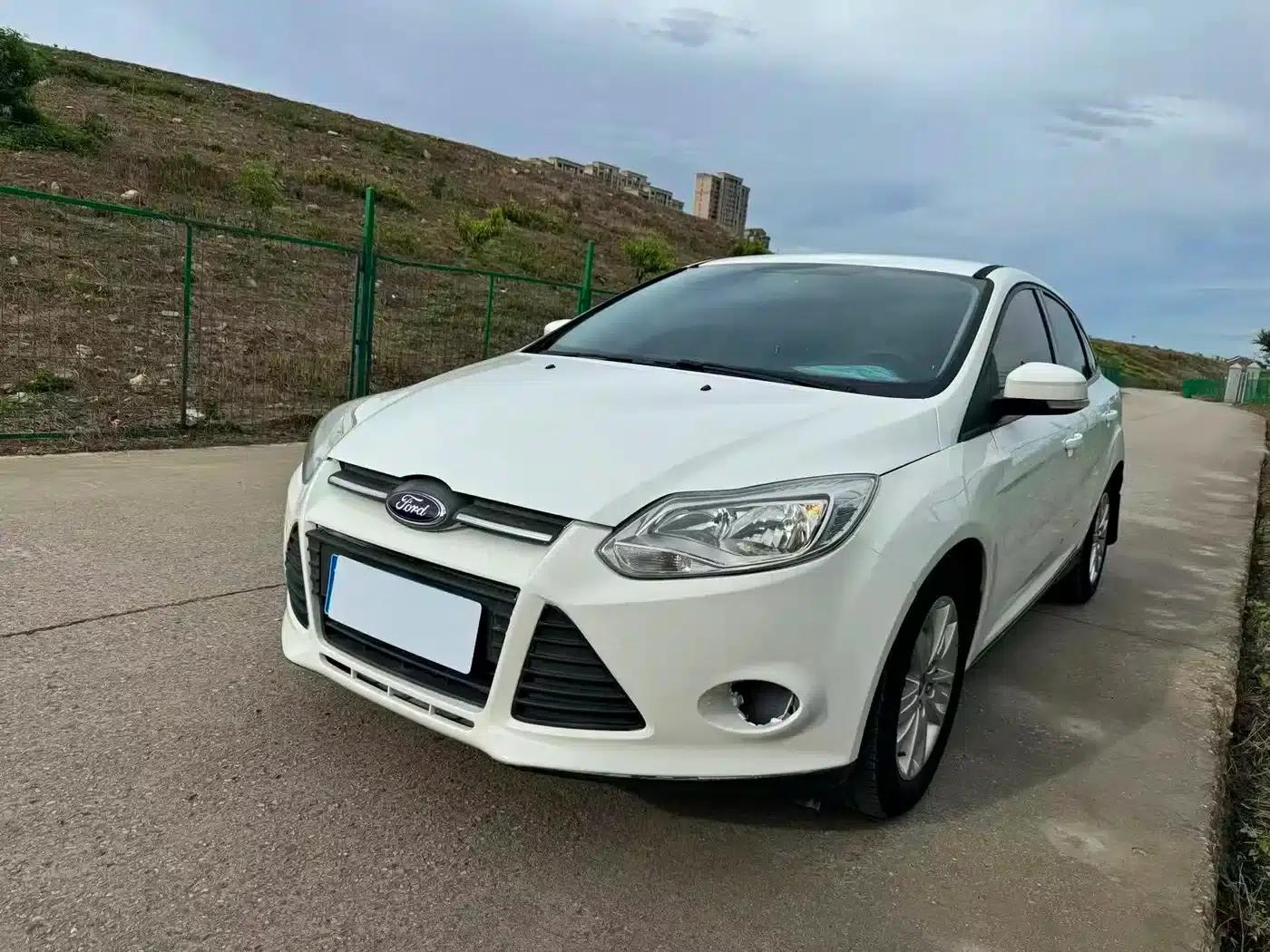 Ford Focus 2012 Sedan 1.6L Automatic Comfort — миниатюра 1