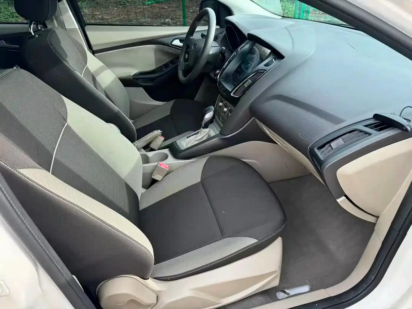 Ford Focus 2012 Sedan 1.6L Automatic Comfort — миниатюра 11