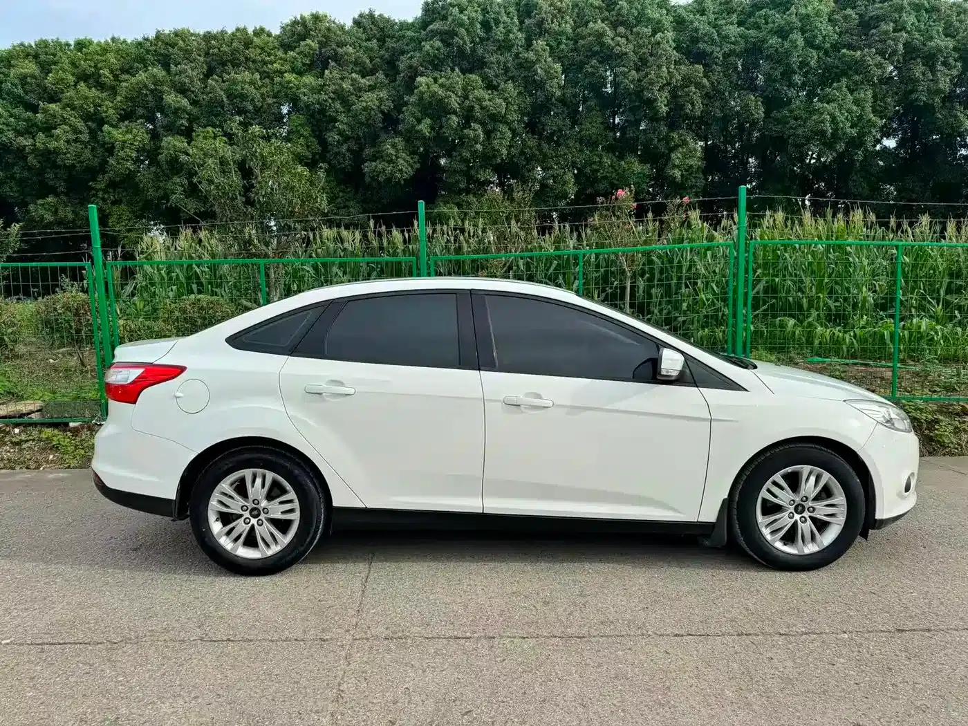 Ford Focus 2012 Sedan 1.6L Automatic Comfort — миниатюра 15