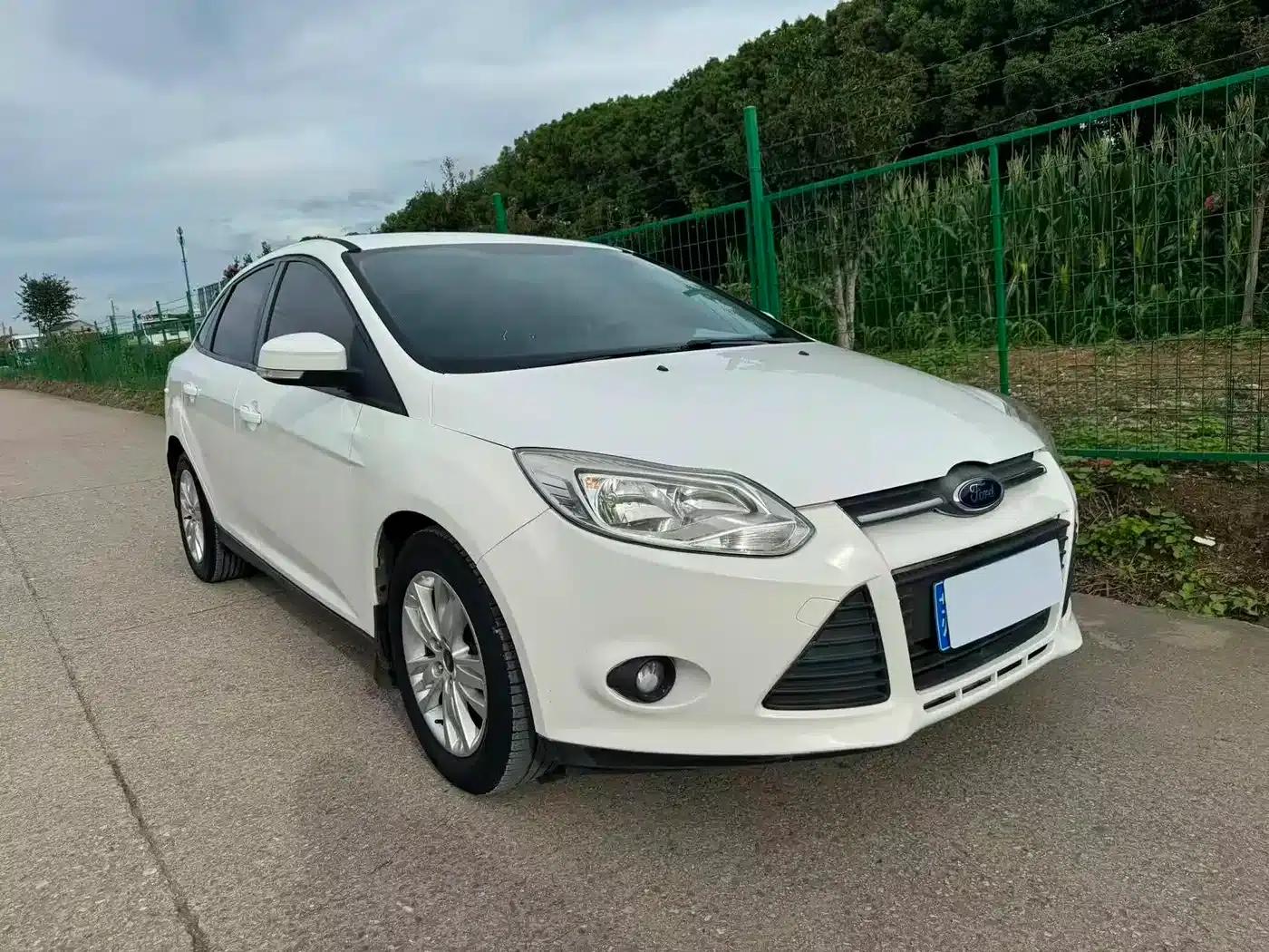 Ford Focus 2012 Sedan 1.6L Automatic Comfort — миниатюра 3