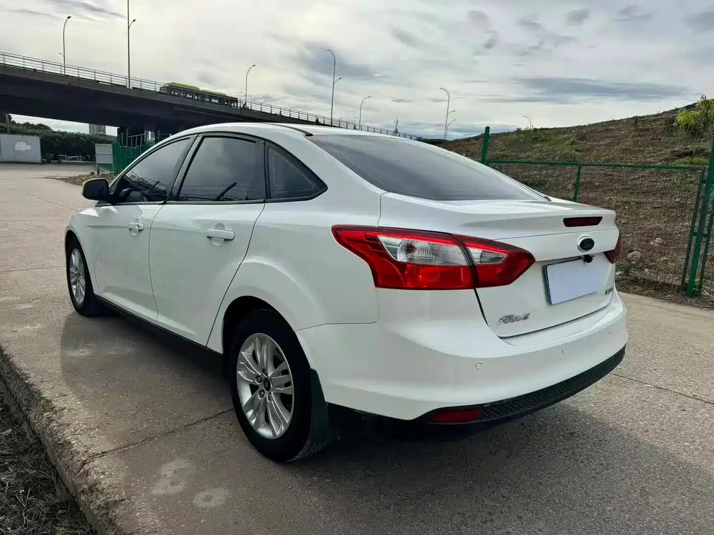 Ford Focus 2012 Sedan 1.6L Automatic Comfort — миниатюра 4