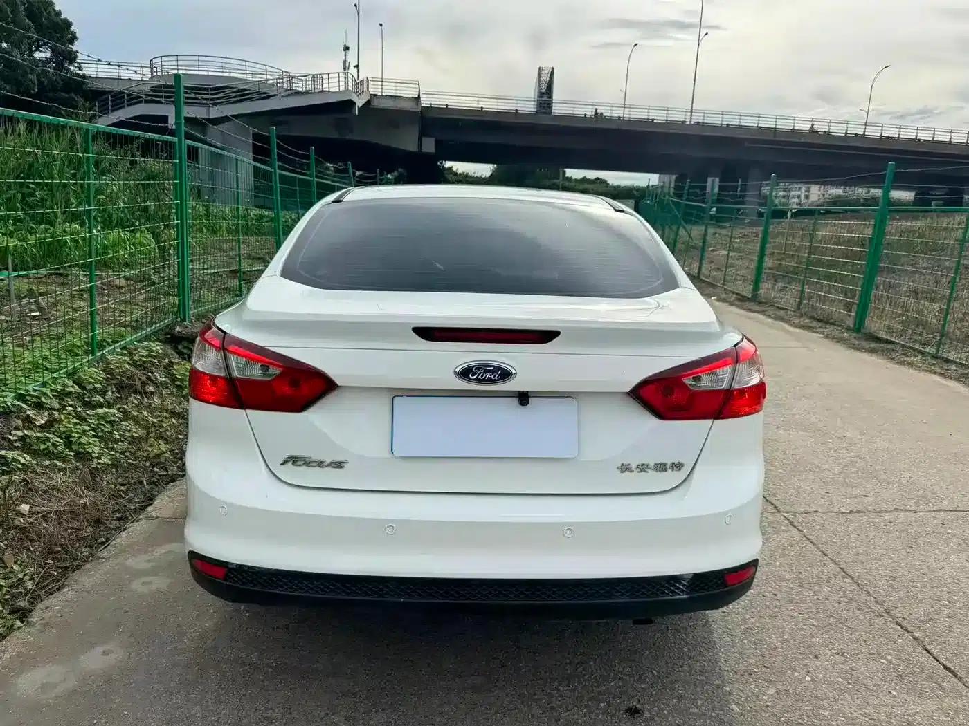 Ford Focus 2012 Sedan 1.6L Automatic Comfort — миниатюра 5
