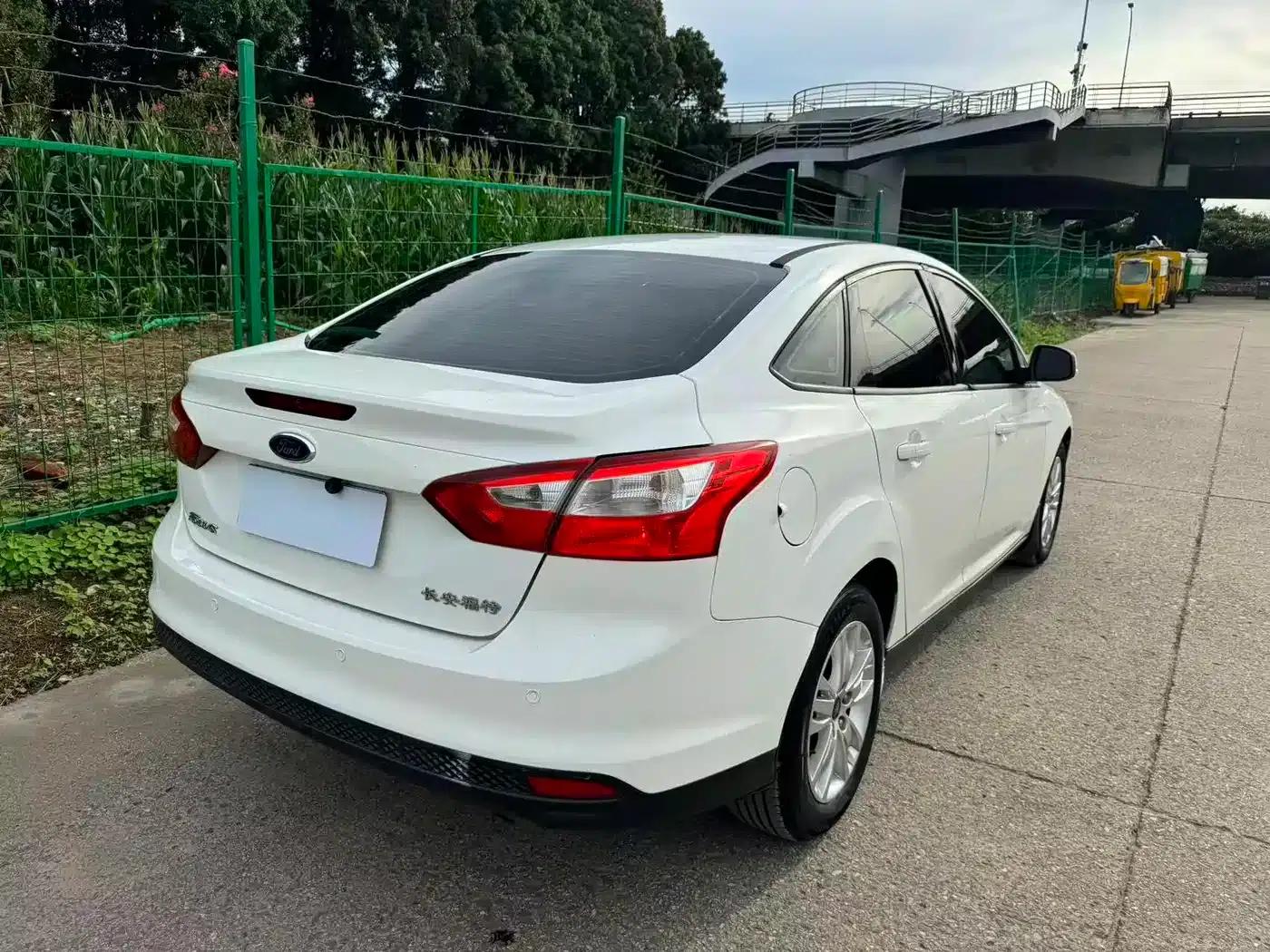 Ford Focus 2012 Sedan 1.6L Automatic Comfort — миниатюра 6