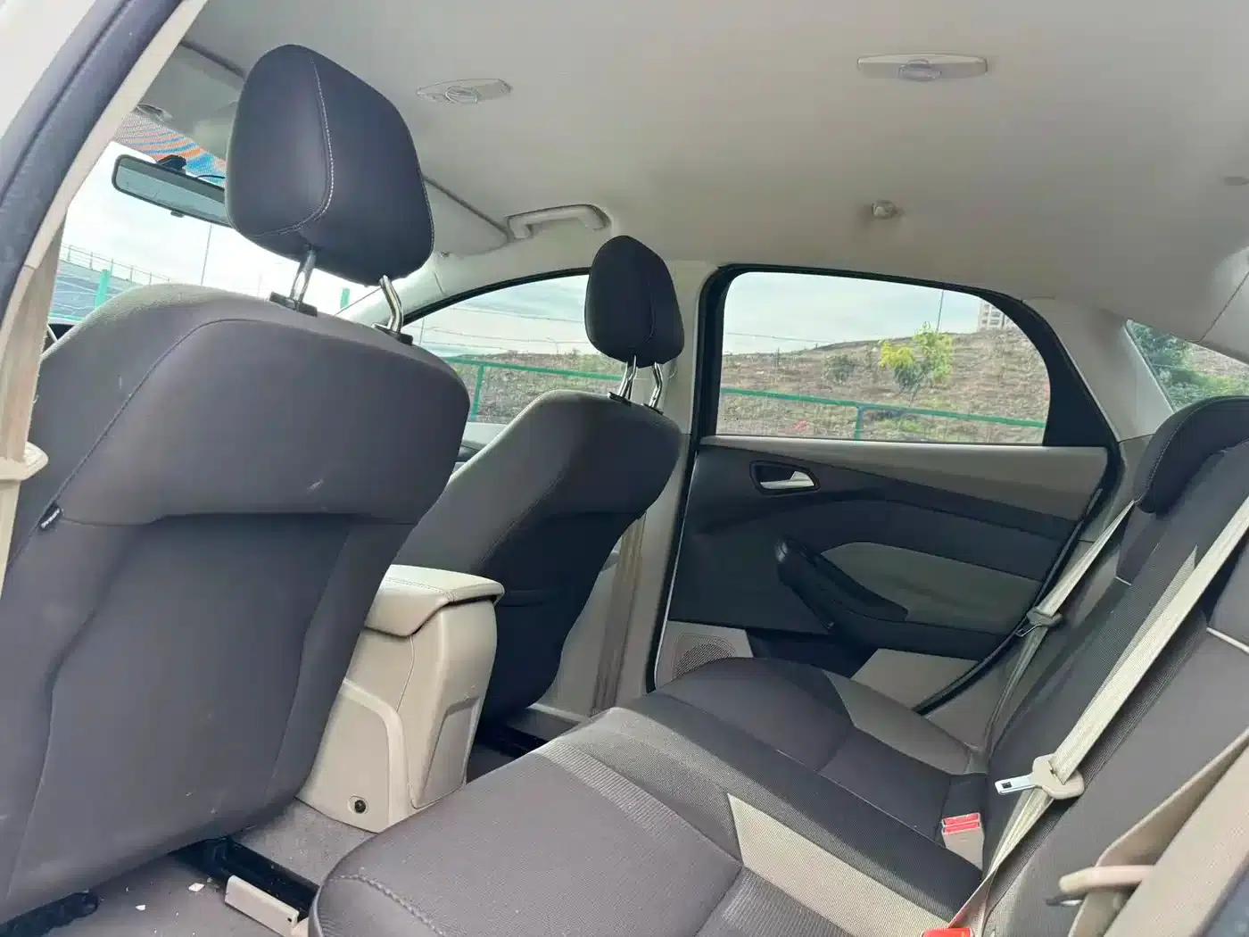 Ford Focus 2012 Sedan 1.6L Automatic Comfort — миниатюра 8