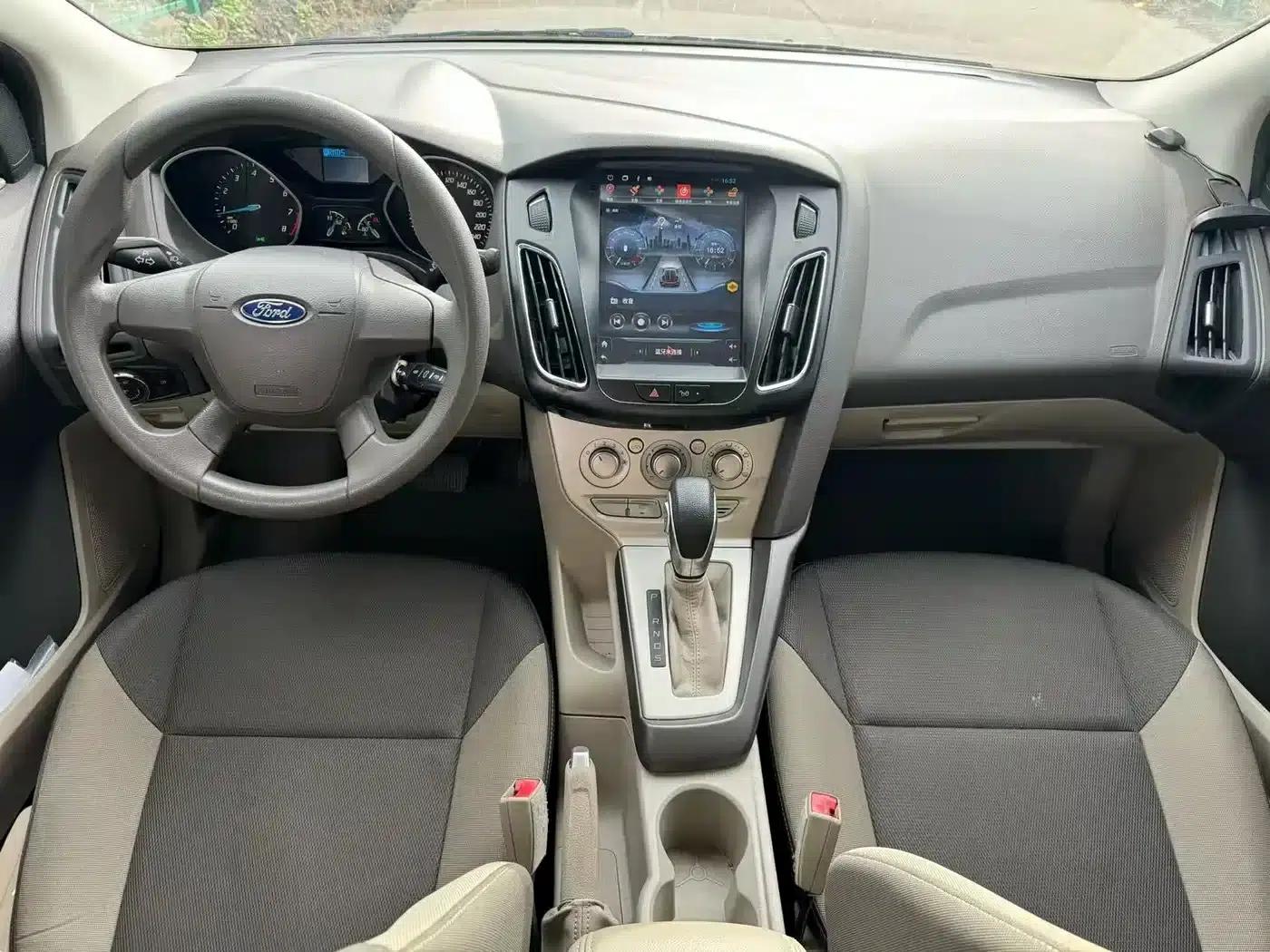 Ford Focus 2012 Sedan 1.6L Automatic Comfort — миниатюра 9