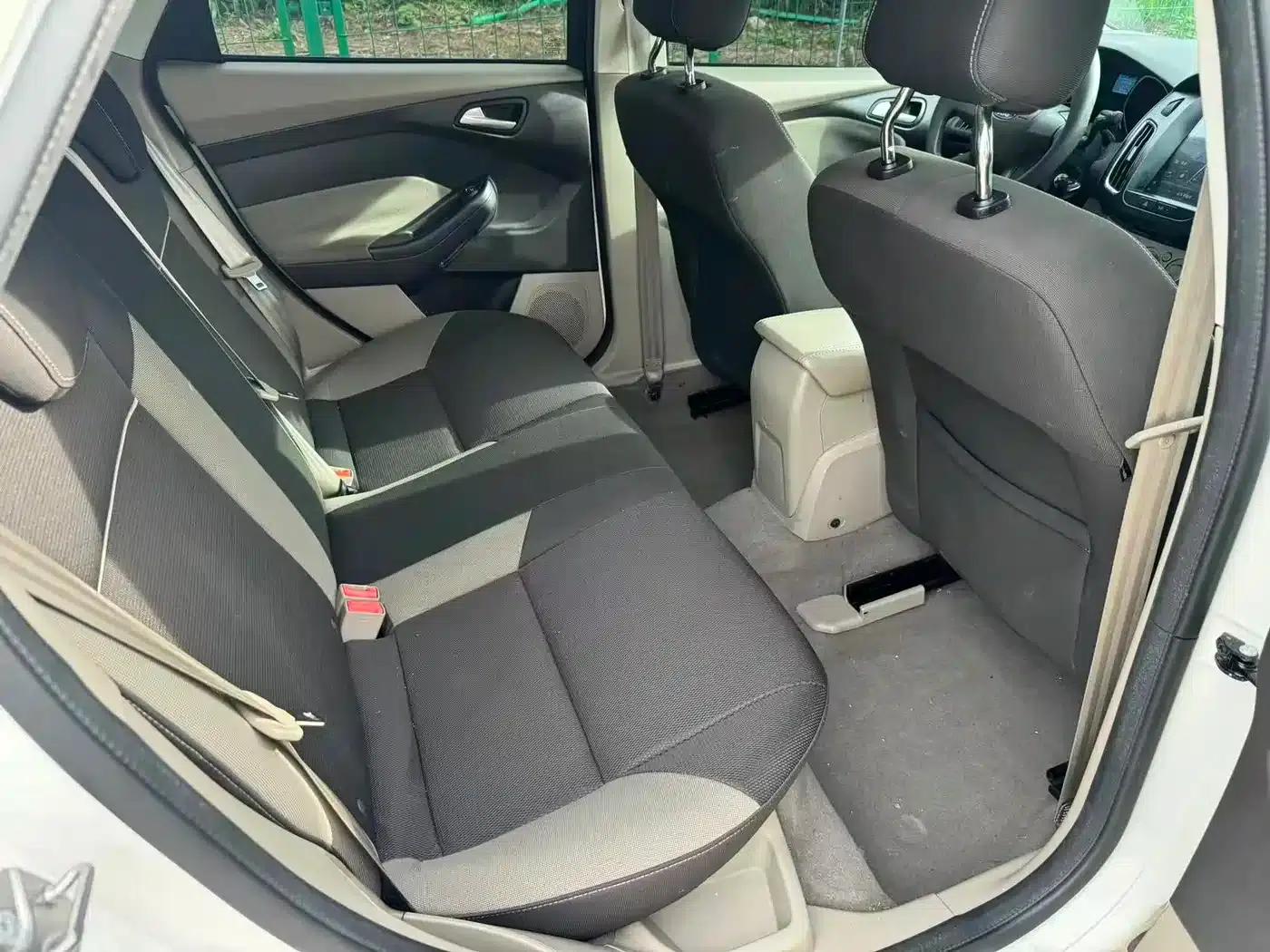 Ford Focus 2012 Sedan 1.6L Automatic Comfort — миниатюра 10