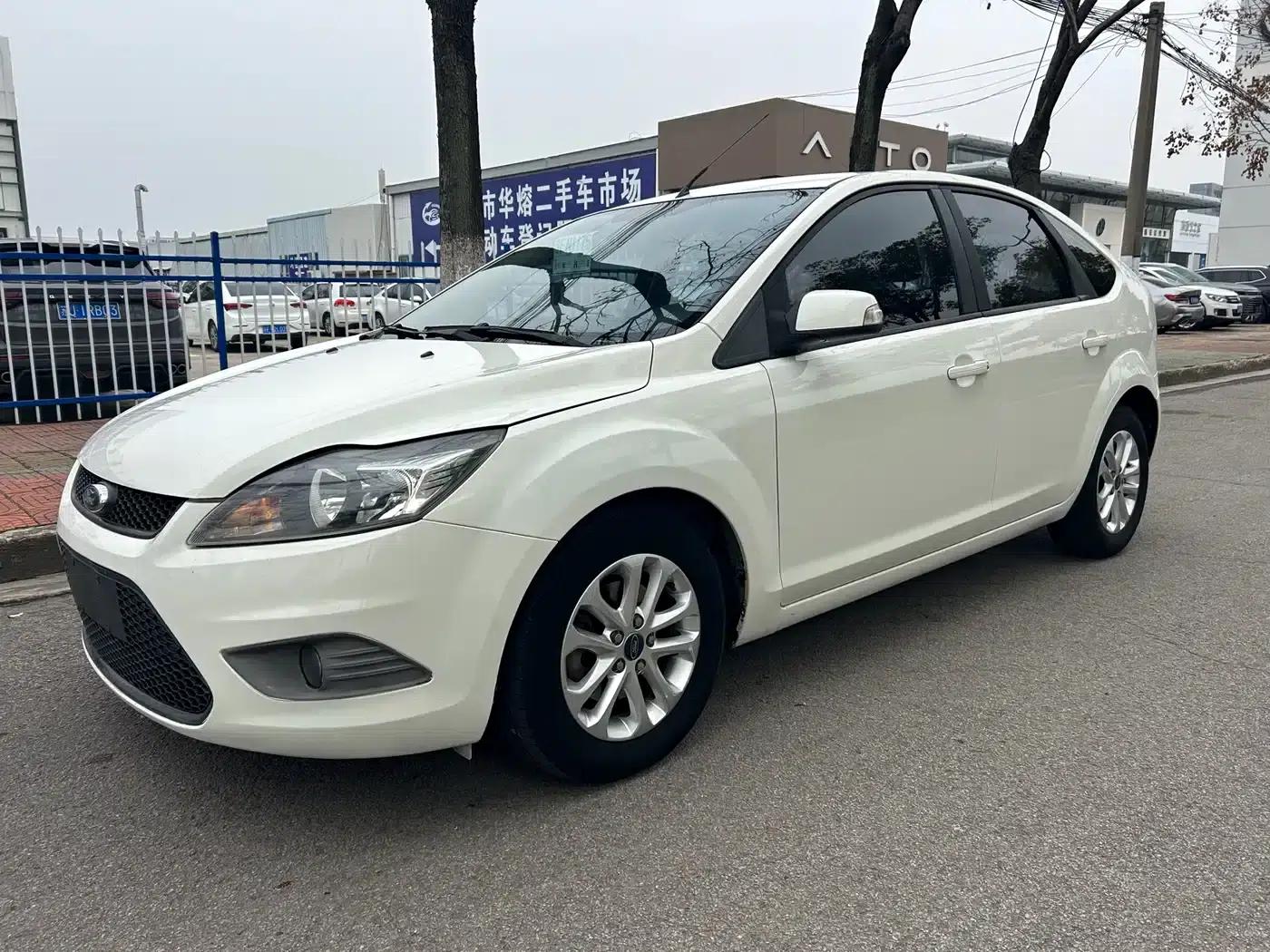 Ford Focus 2013 Hatchback Classic 1.8L Automatic Basic Model — миниатюра 1