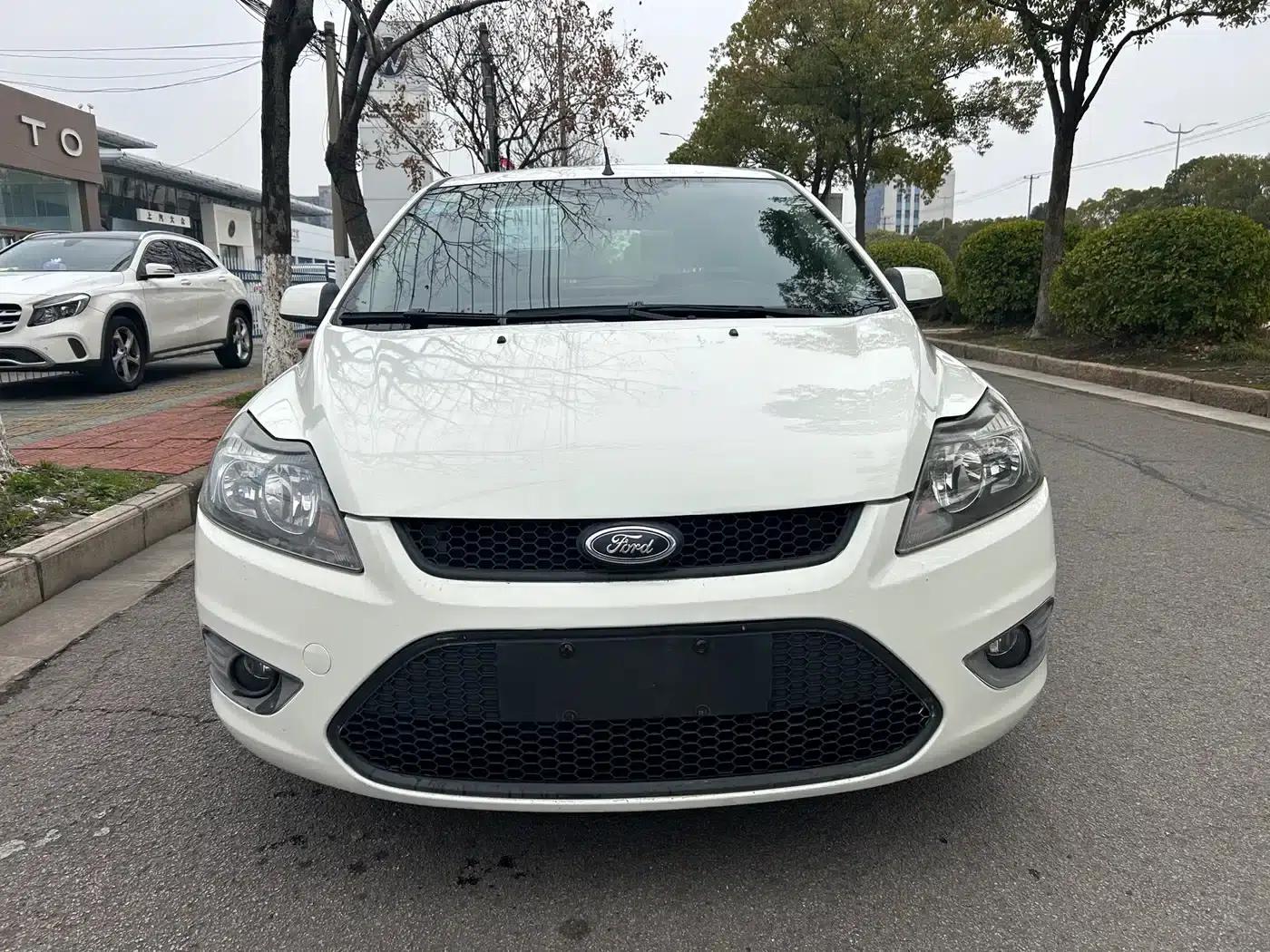 Ford Focus 2013 Hatchback Classic 1.8L Automatic Basic Model — миниатюра 2