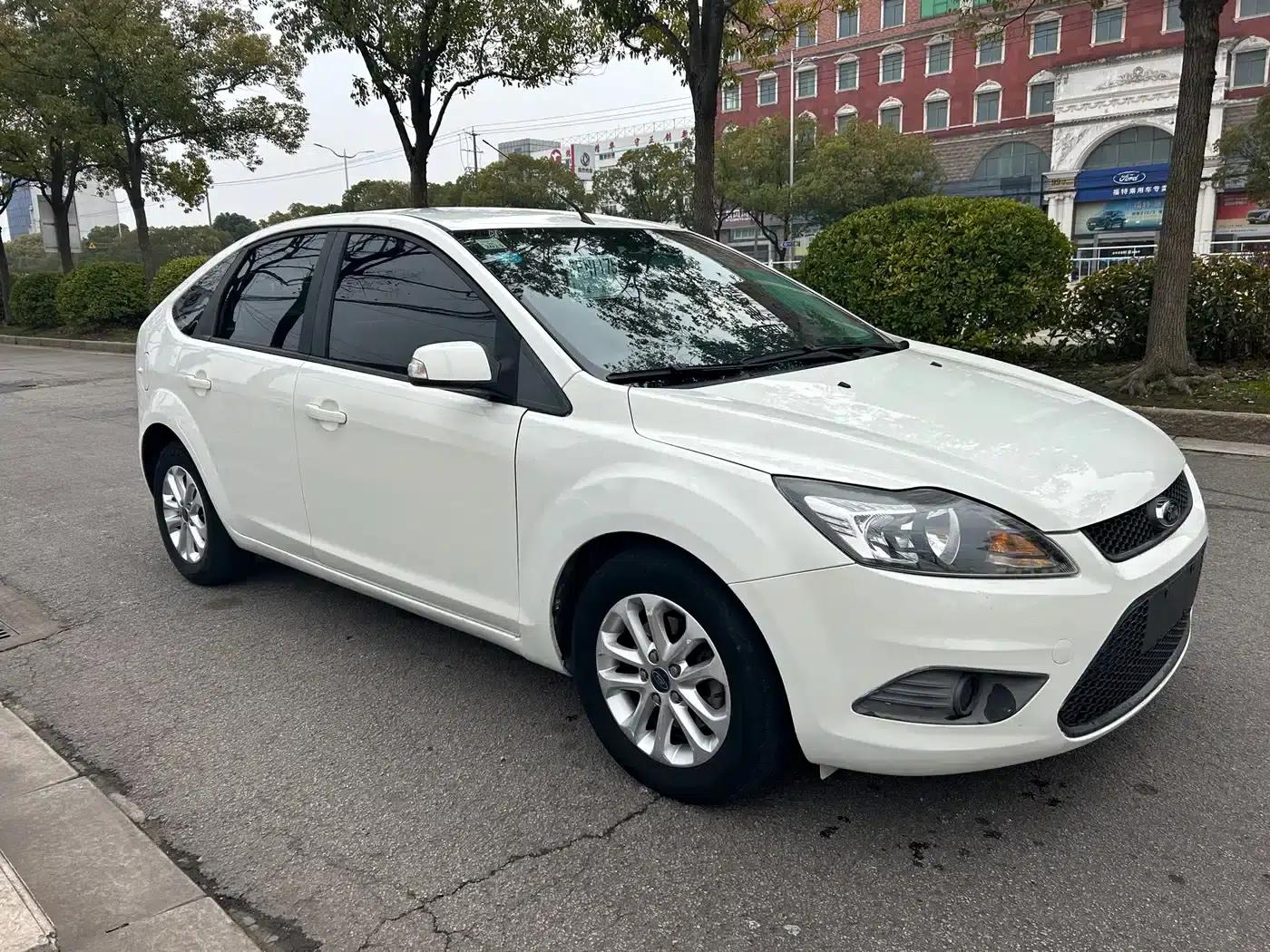 Ford Focus 2013 Hatchback Classic 1.8L Automatic Basic Model — миниатюра 3