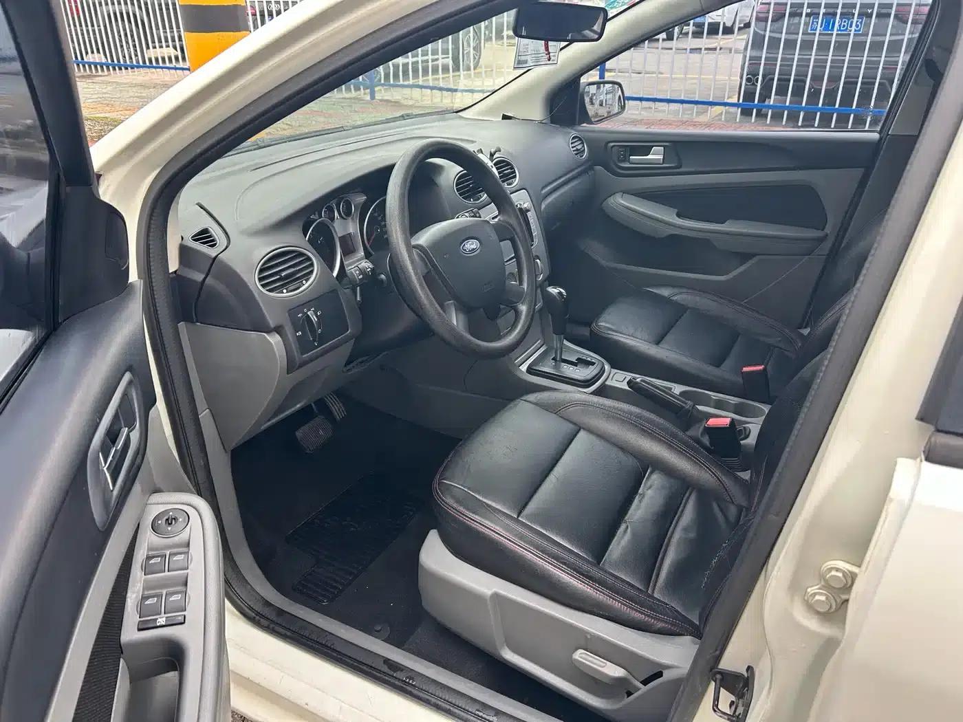 Ford Focus 2013 Hatchback Classic 1.8L Automatic Basic Model — миниатюра 4