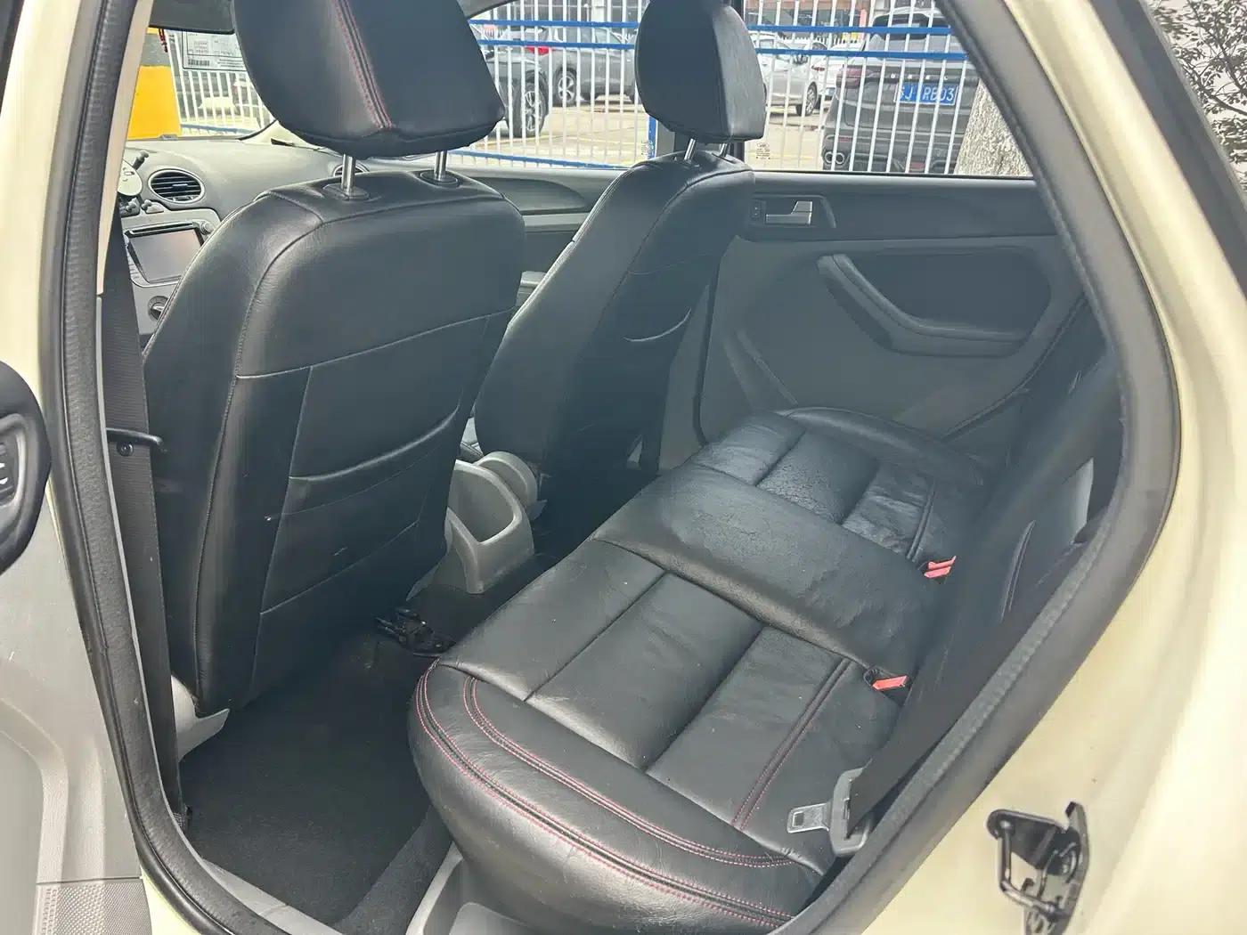 Ford Focus 2013 Hatchback Classic 1.8L Automatic Basic Model — миниатюра 5