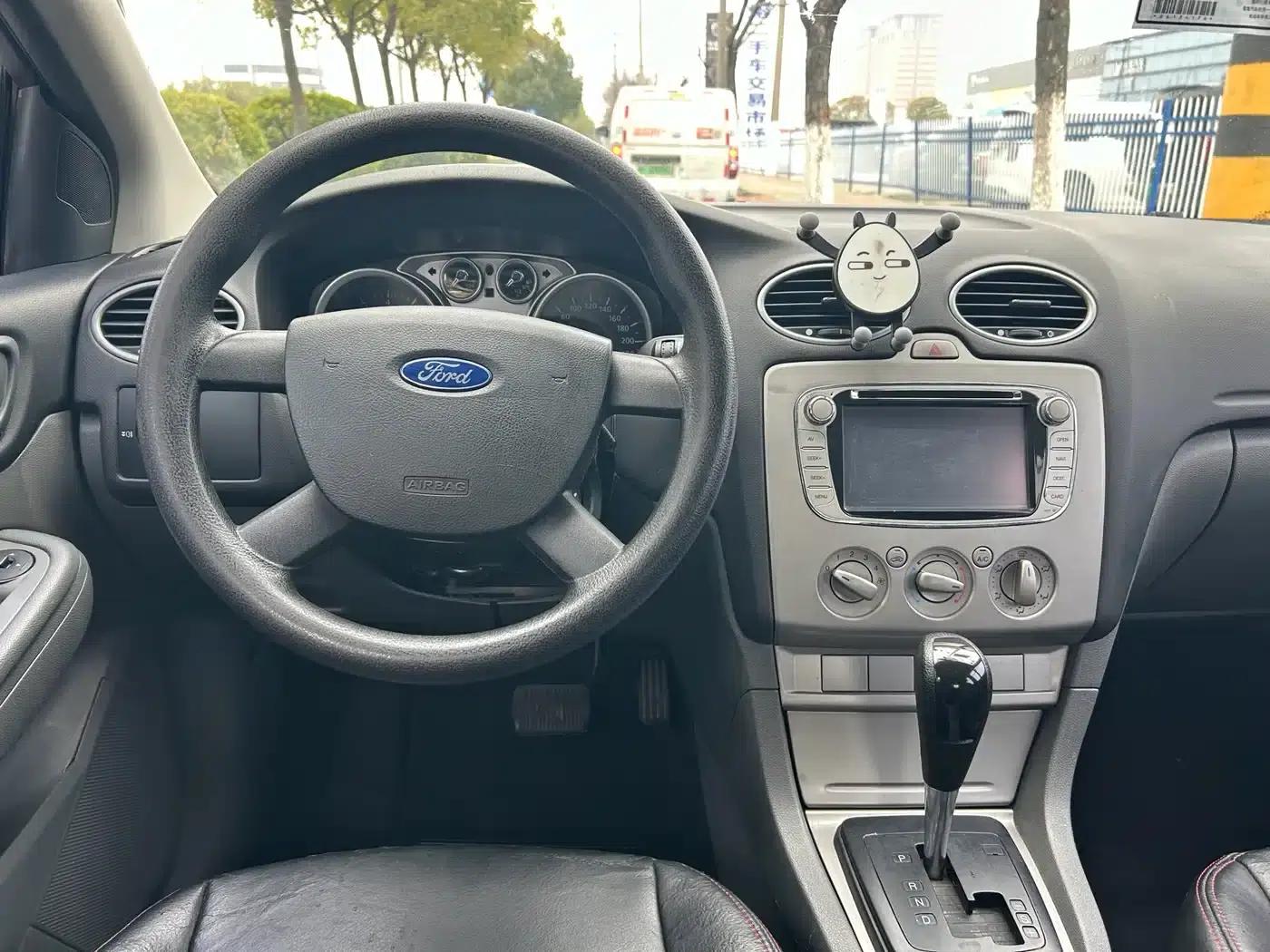 Ford Focus 2013 Hatchback Classic 1.8L Automatic Basic Model — миниатюра 6