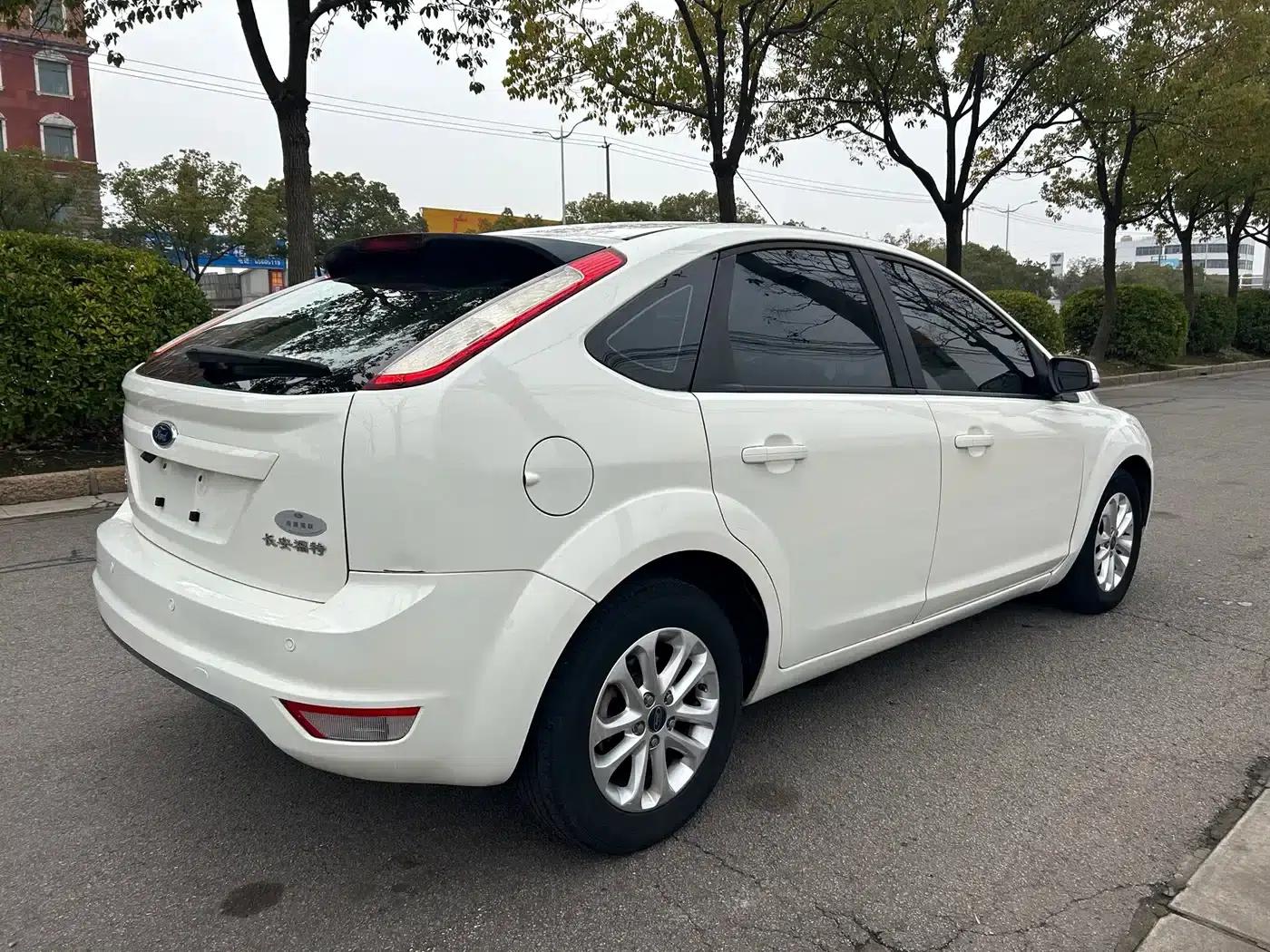 Ford Focus 2013 Hatchback Classic 1.8L Automatic Basic Model — миниатюра 7
