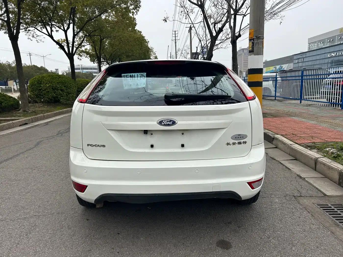Ford Focus 2013 Hatchback Classic 1.8L Automatic Basic Model — миниатюра 8