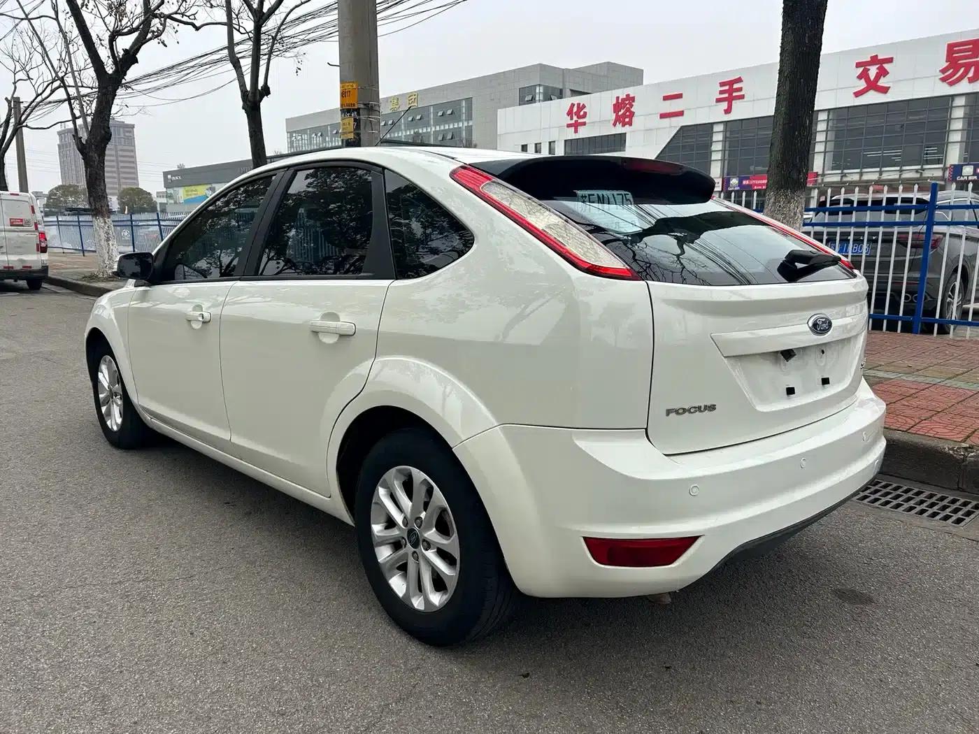 Ford Focus 2013 Hatchback Classic 1.8L Automatic Basic Model — миниатюра 9