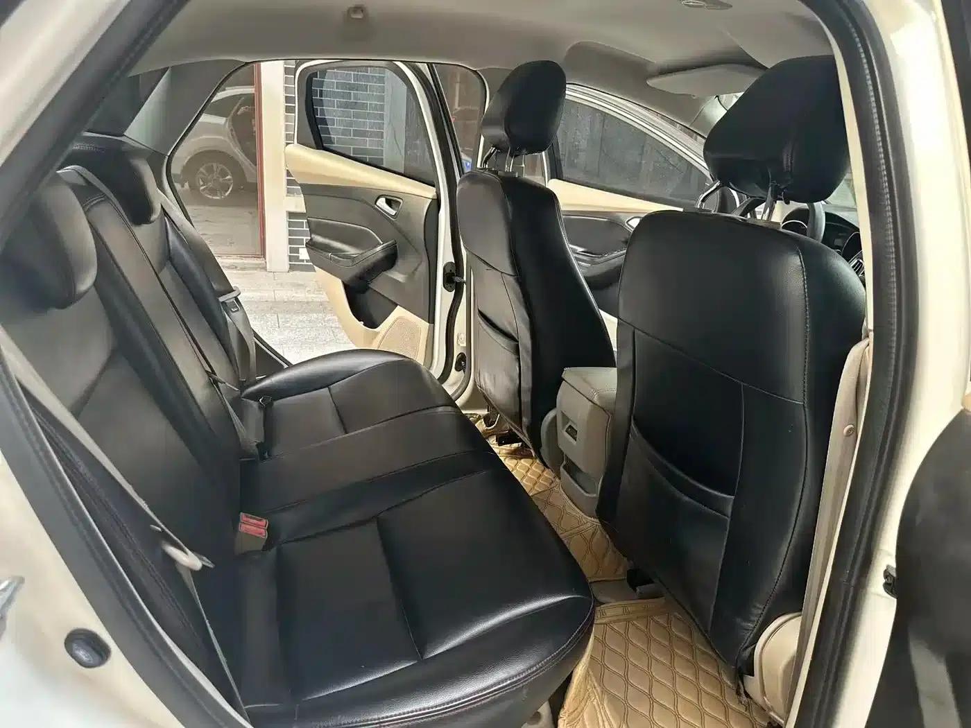Ford Focus 2017 Sedan 1.6L Automatic Comfort Smart Edition — миниатюра 11