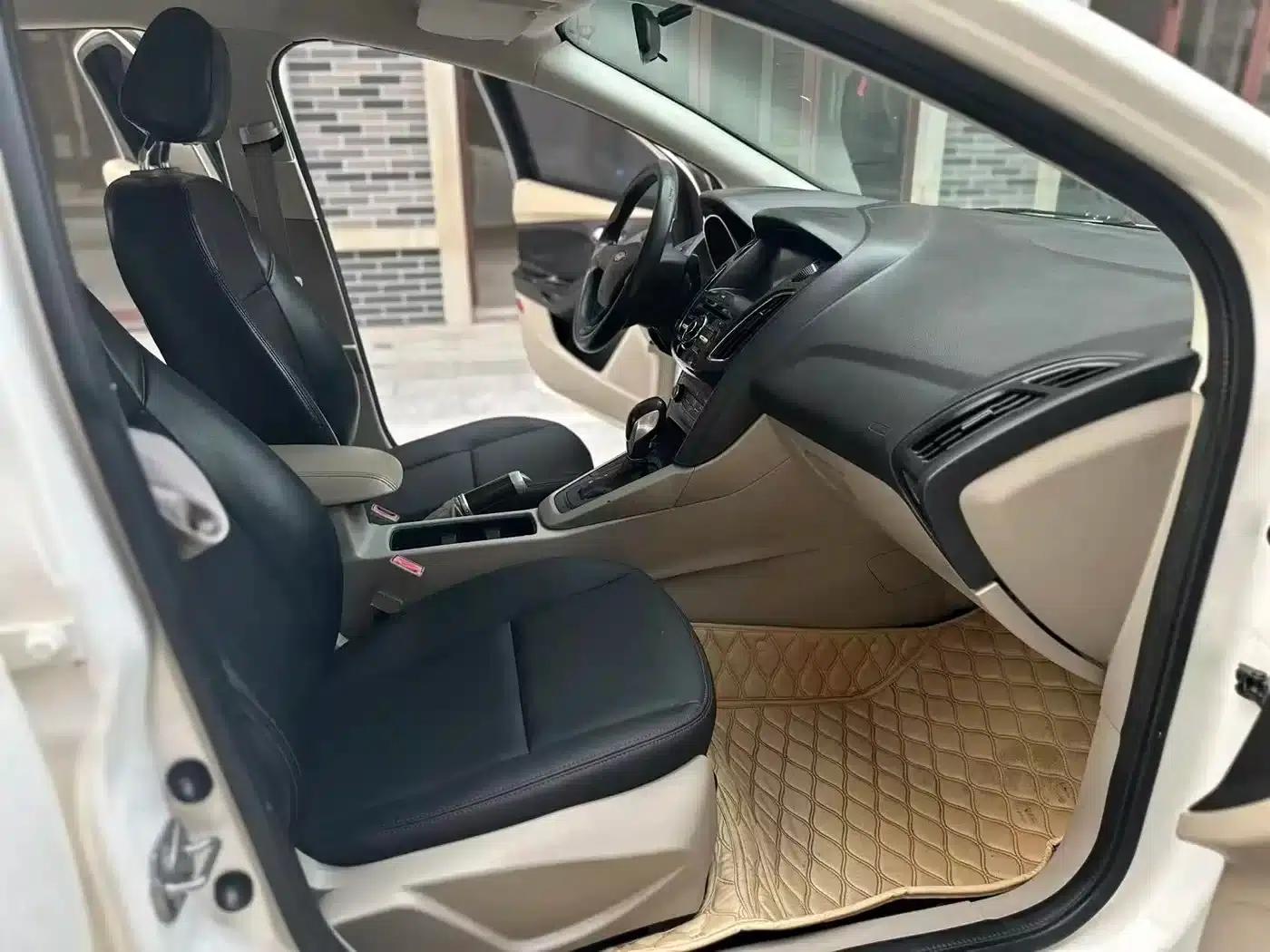 Ford Focus 2017 Sedan 1.6L Automatic Comfort Smart Edition — миниатюра 12