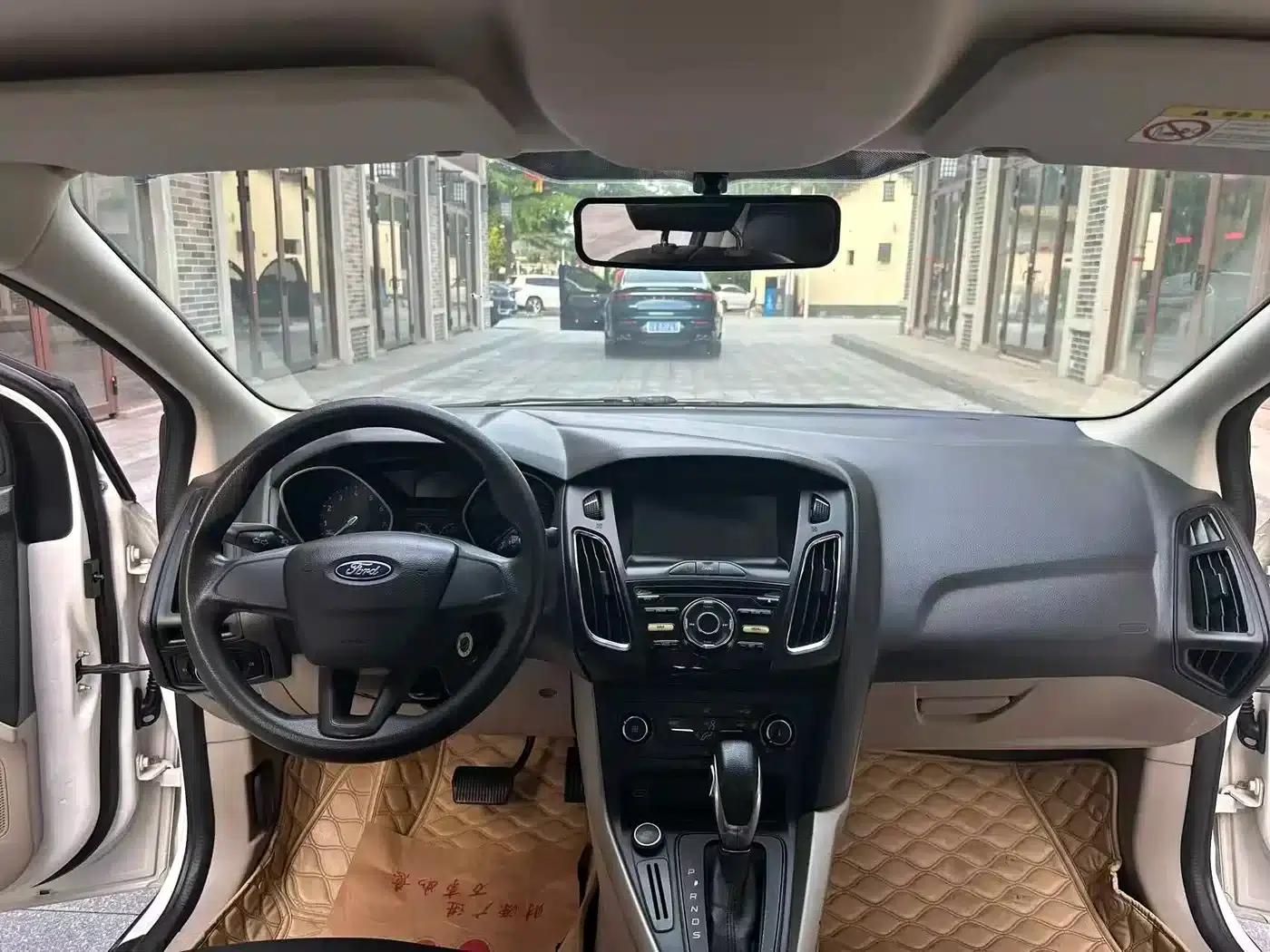 Ford Focus 2017 Sedan 1.6L Automatic Comfort Smart Edition — миниатюра 13