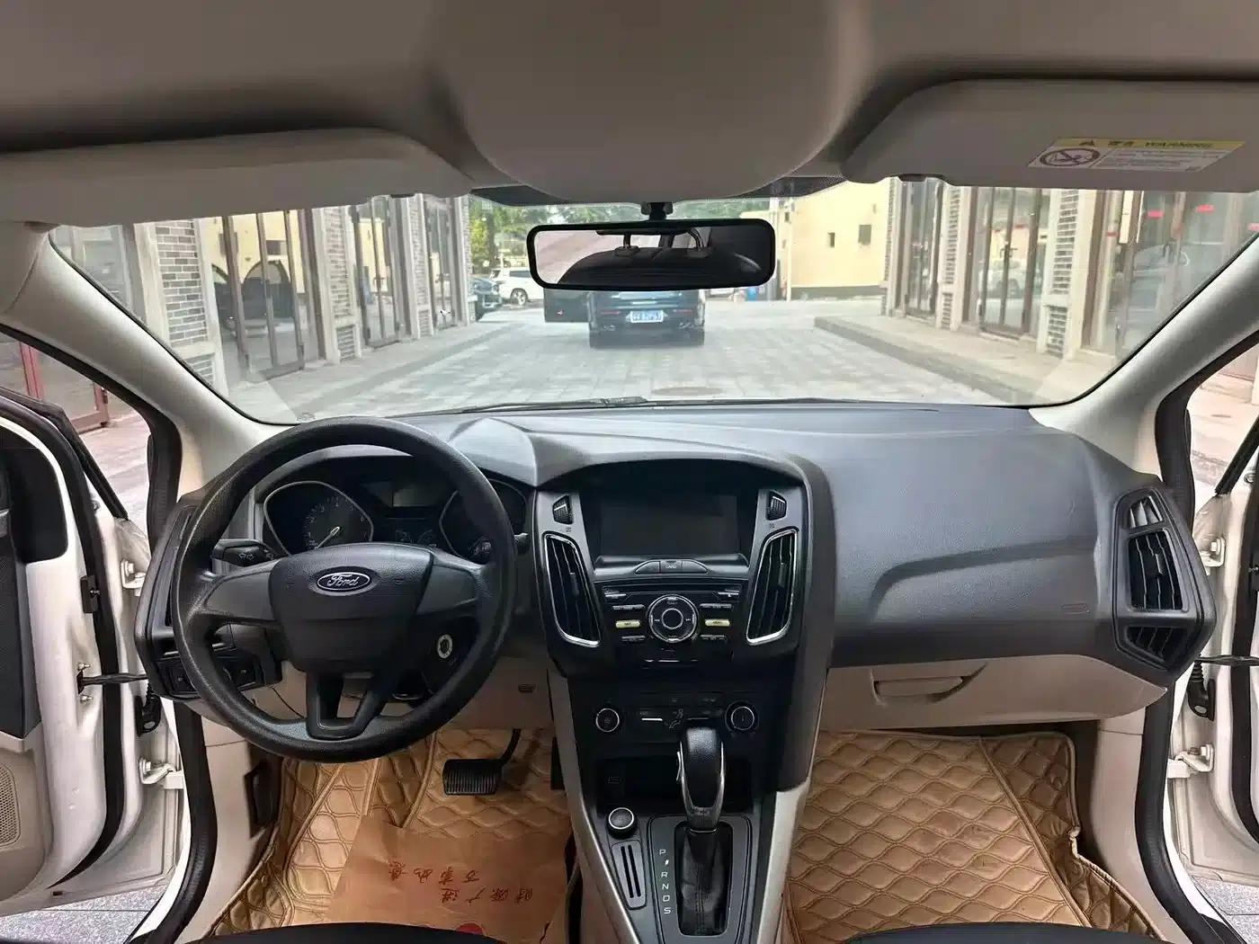 Ford Focus 2017 Sedan 1.6L Automatic Comfort Smart Edition — миниатюра 14