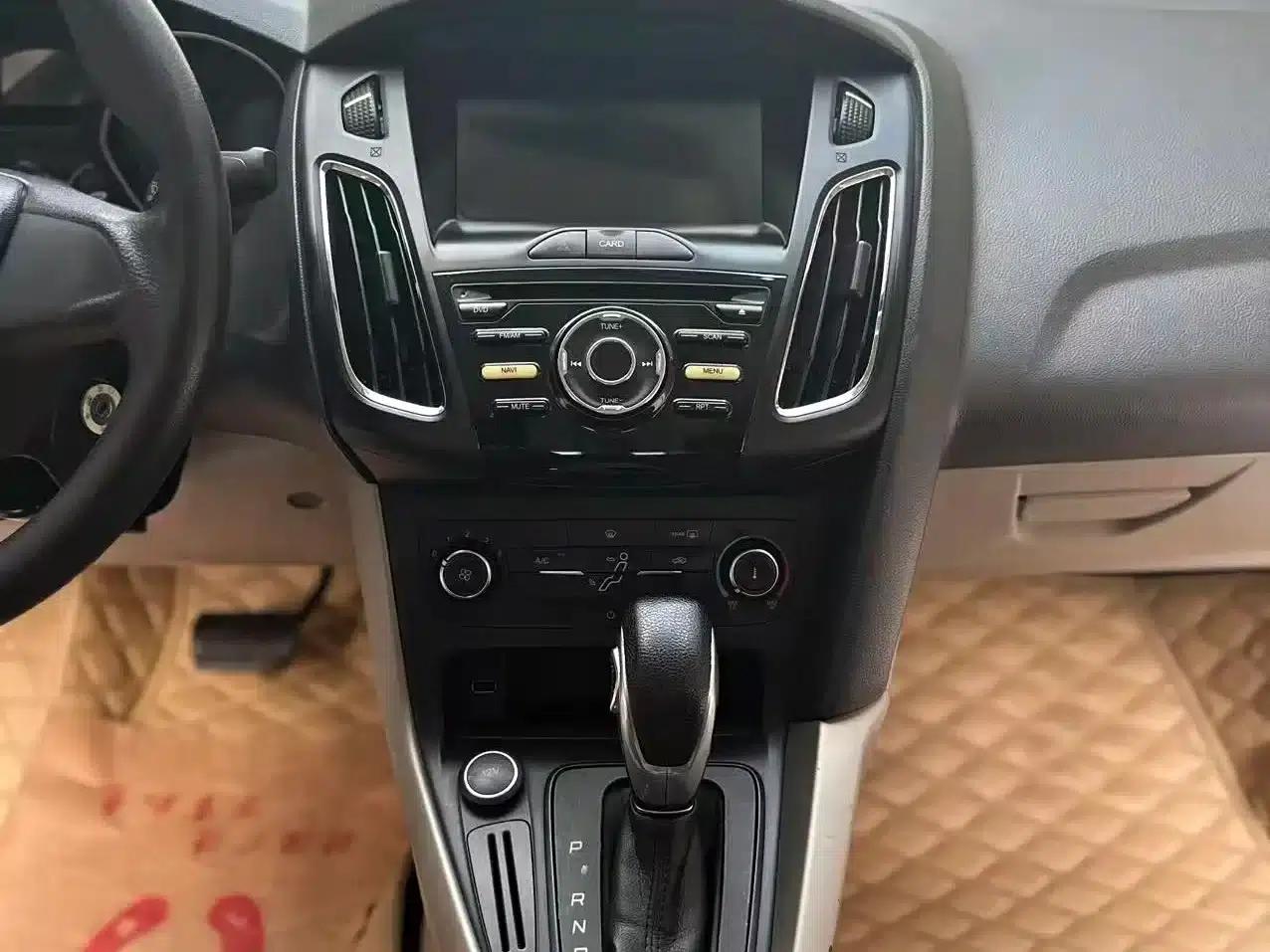 Ford Focus 2017 Sedan 1.6L Automatic Comfort Smart Edition — миниатюра 15