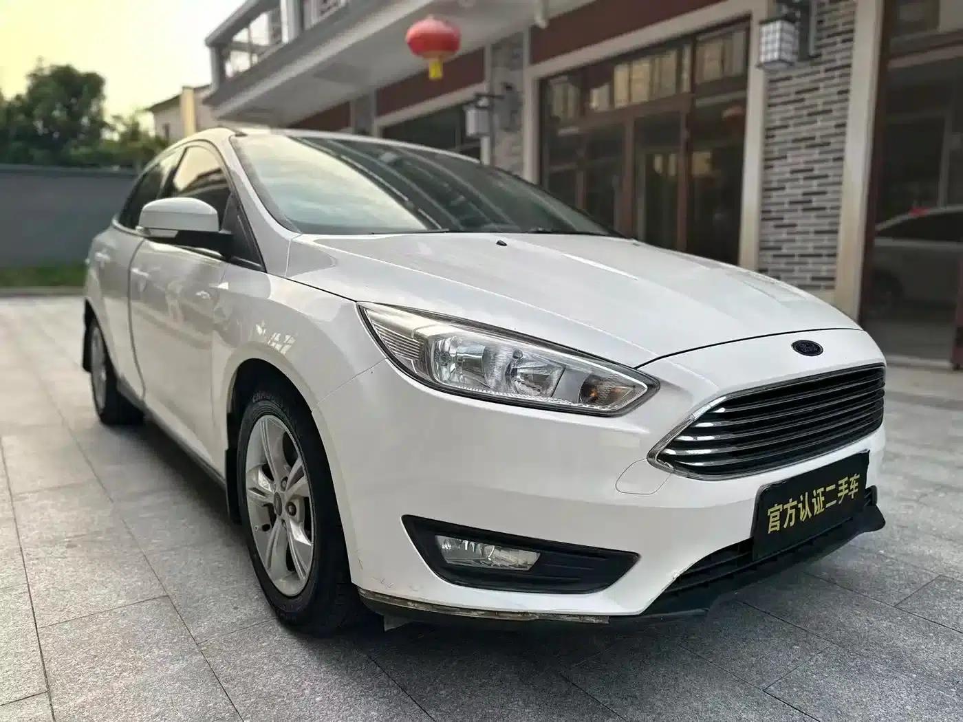 Ford Focus 2017 Sedan 1.6L Automatic Comfort Smart Edition — миниатюра 3