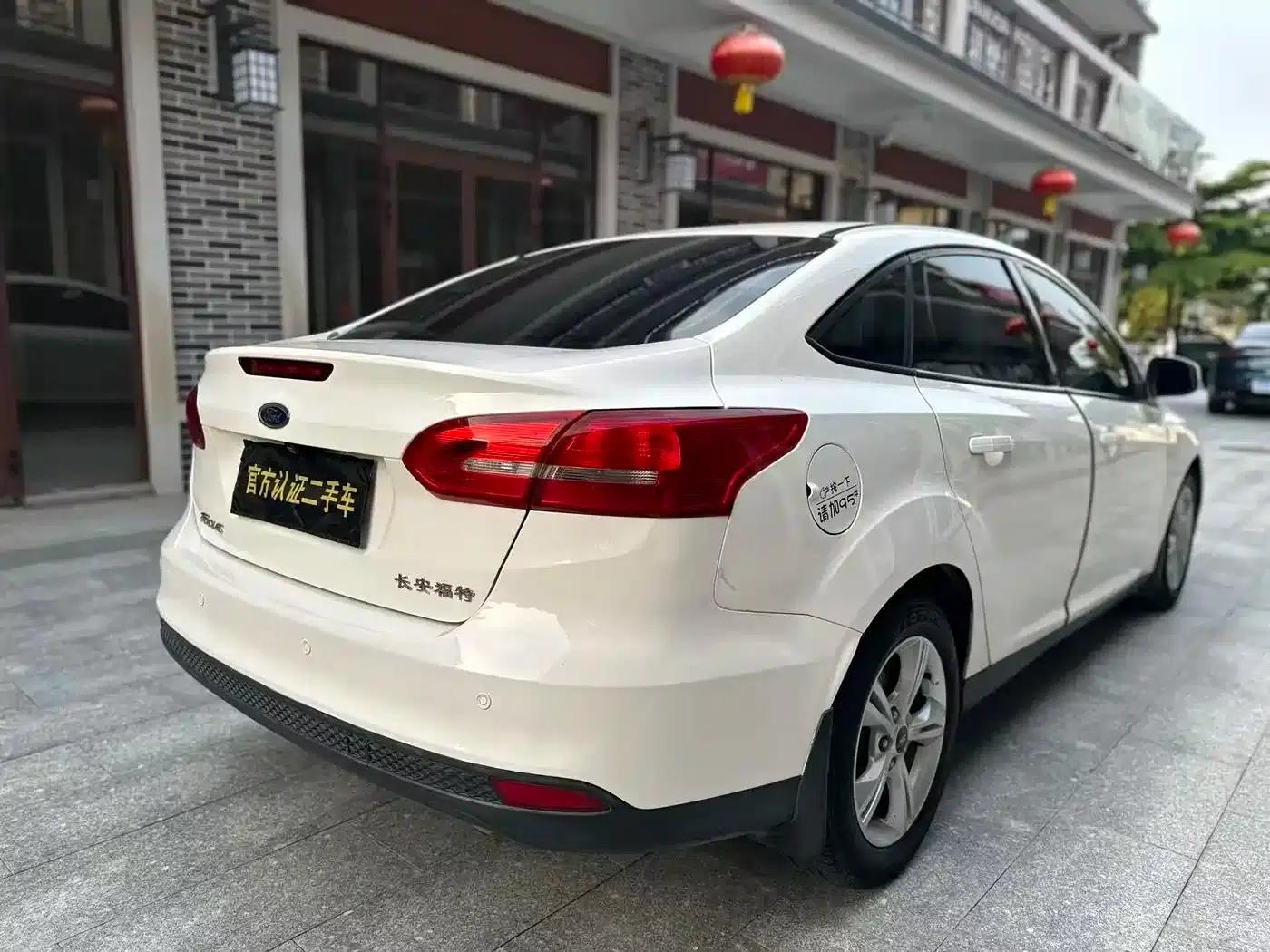 Ford Focus 2017 Sedan 1.6L Automatic Comfort Smart Edition — миниатюра 4
