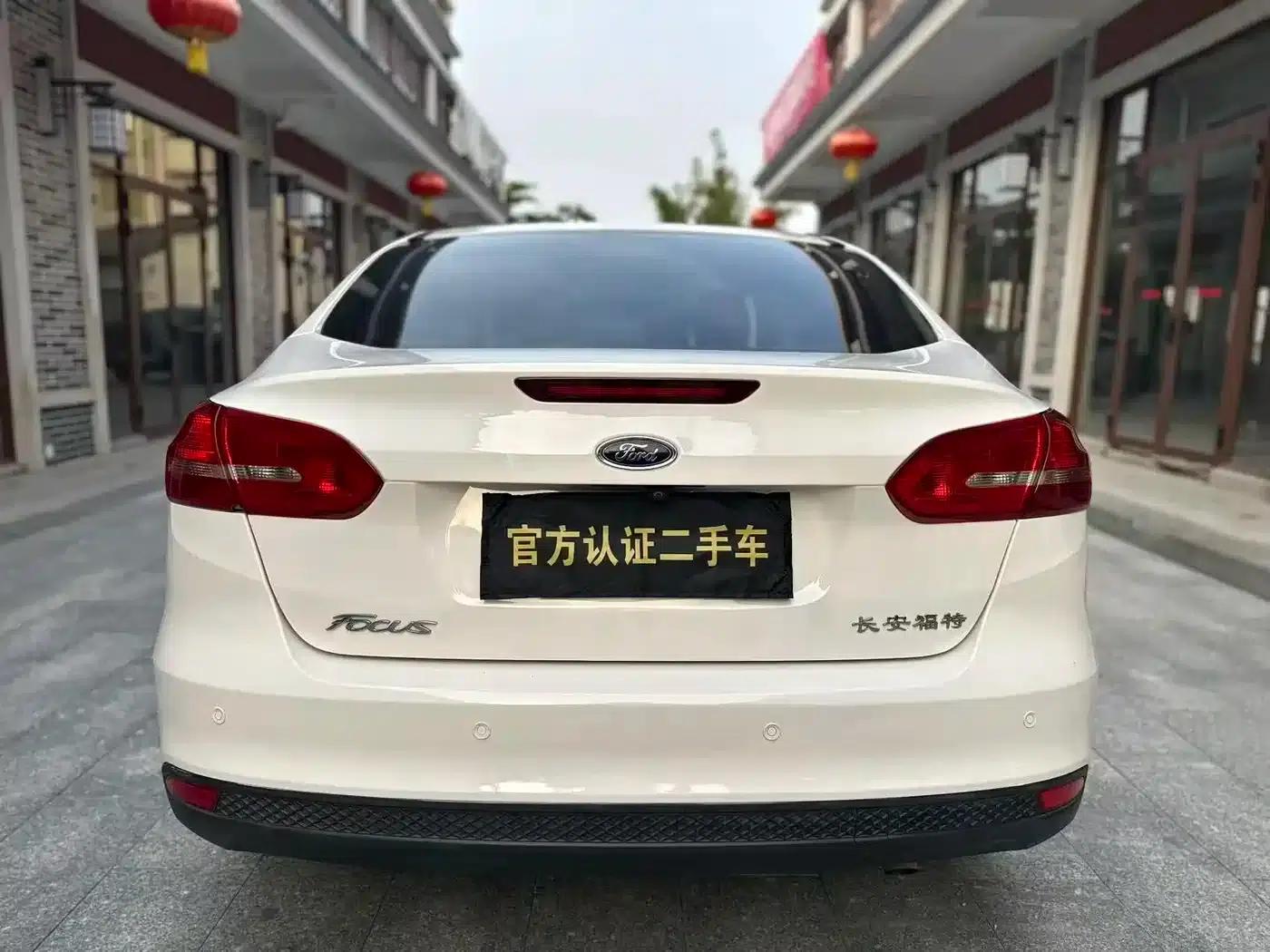 Ford Focus 2017 Sedan 1.6L Automatic Comfort Smart Edition — миниатюра 5