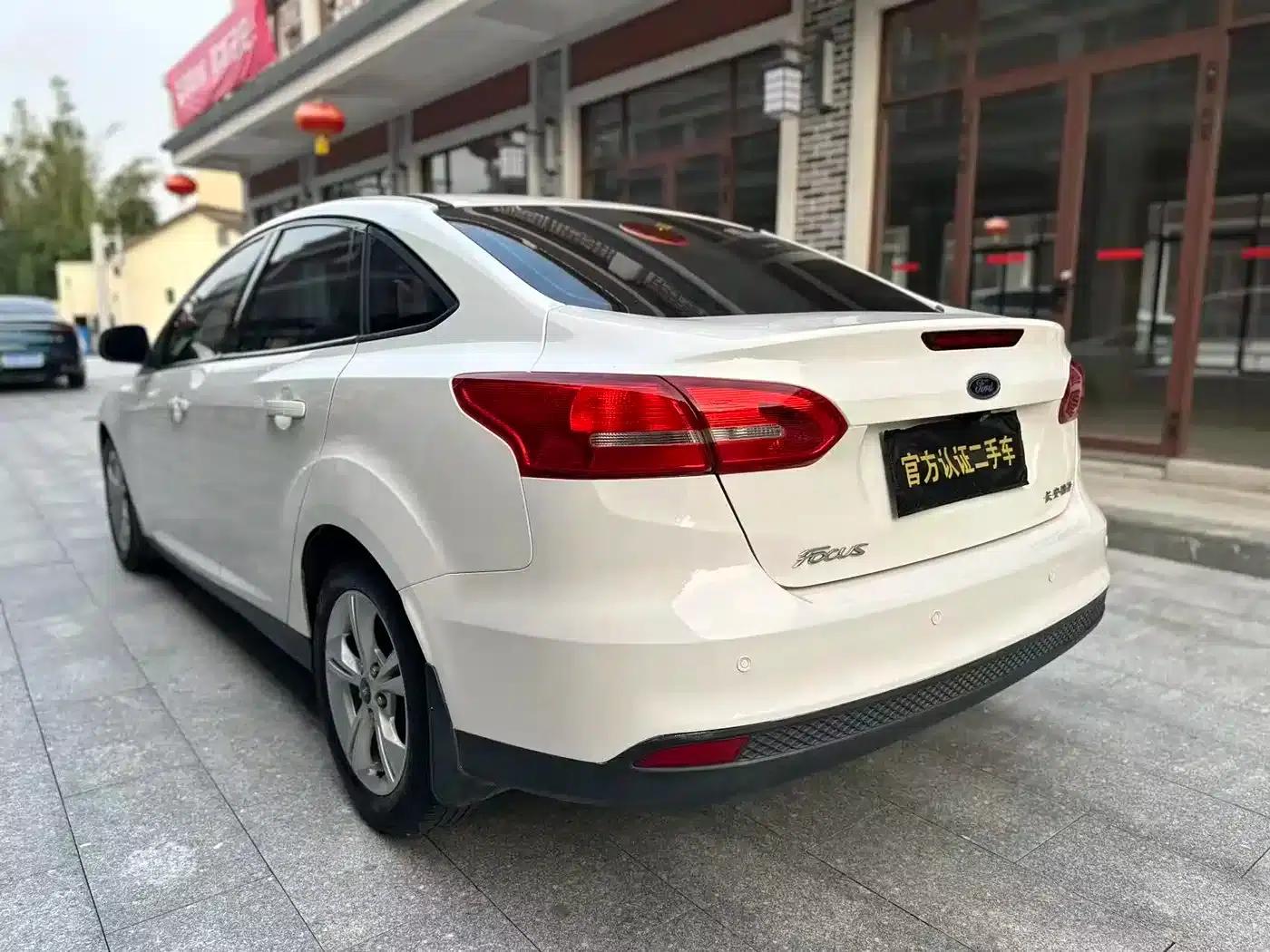 Ford Focus 2017 Sedan 1.6L Automatic Comfort Smart Edition — миниатюра 6