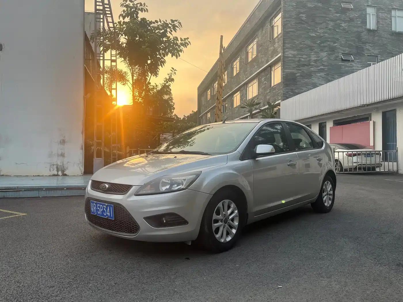 Ford Focus 2013 Hatchback Classic 1.8L Manual Basic Model — миниатюра 1