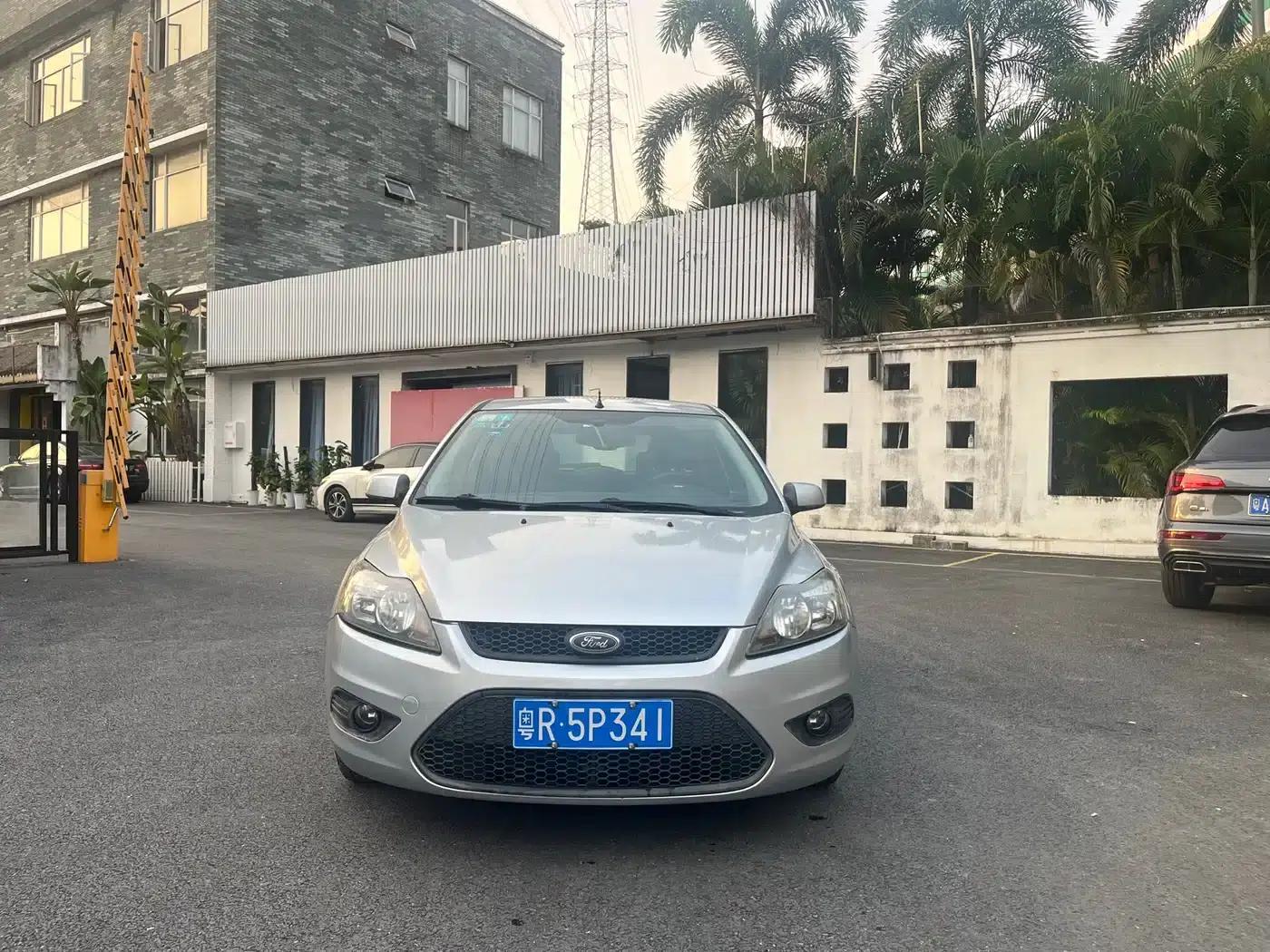 Ford Focus 2013 Hatchback Classic 1.8L Manual Basic Model — миниатюра 2