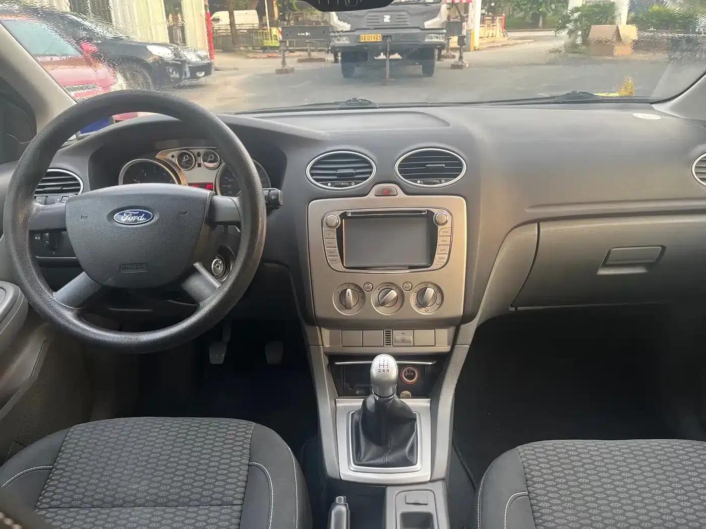 Ford Focus 2013 Hatchback Classic 1.8L Manual Basic Model — миниатюра 11