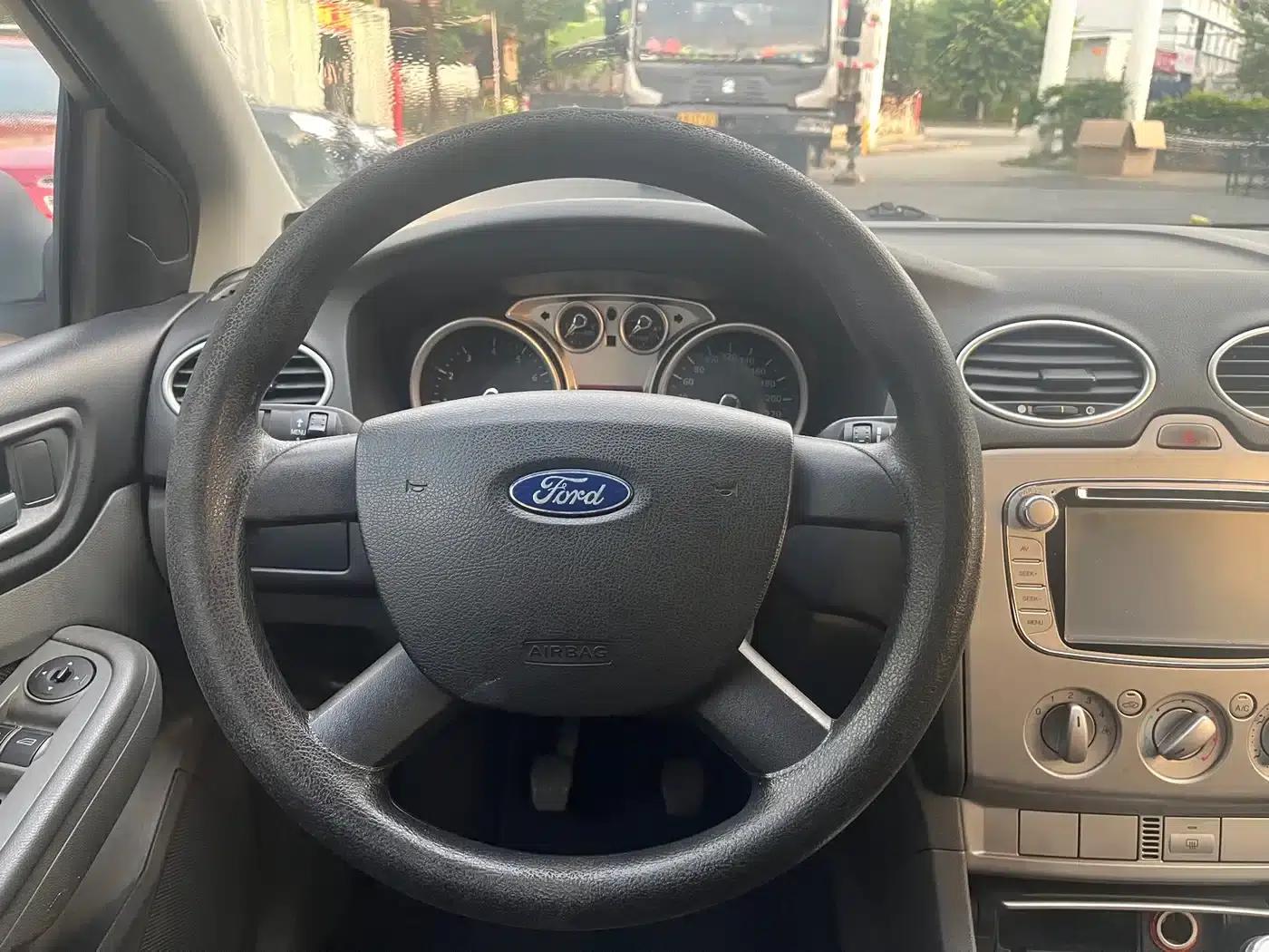 Ford Focus 2013 Hatchback Classic 1.8L Manual Basic Model — миниатюра 12