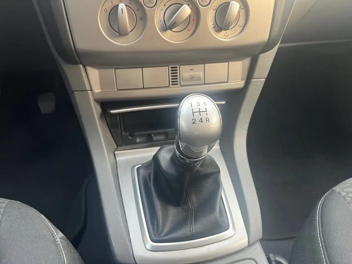 Ford Focus 2013 Hatchback Classic 1.8L Manual Basic Model — миниатюра 13