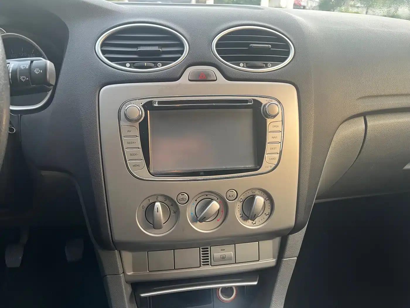 Ford Focus 2013 Hatchback Classic 1.8L Manual Basic Model — миниатюра 14