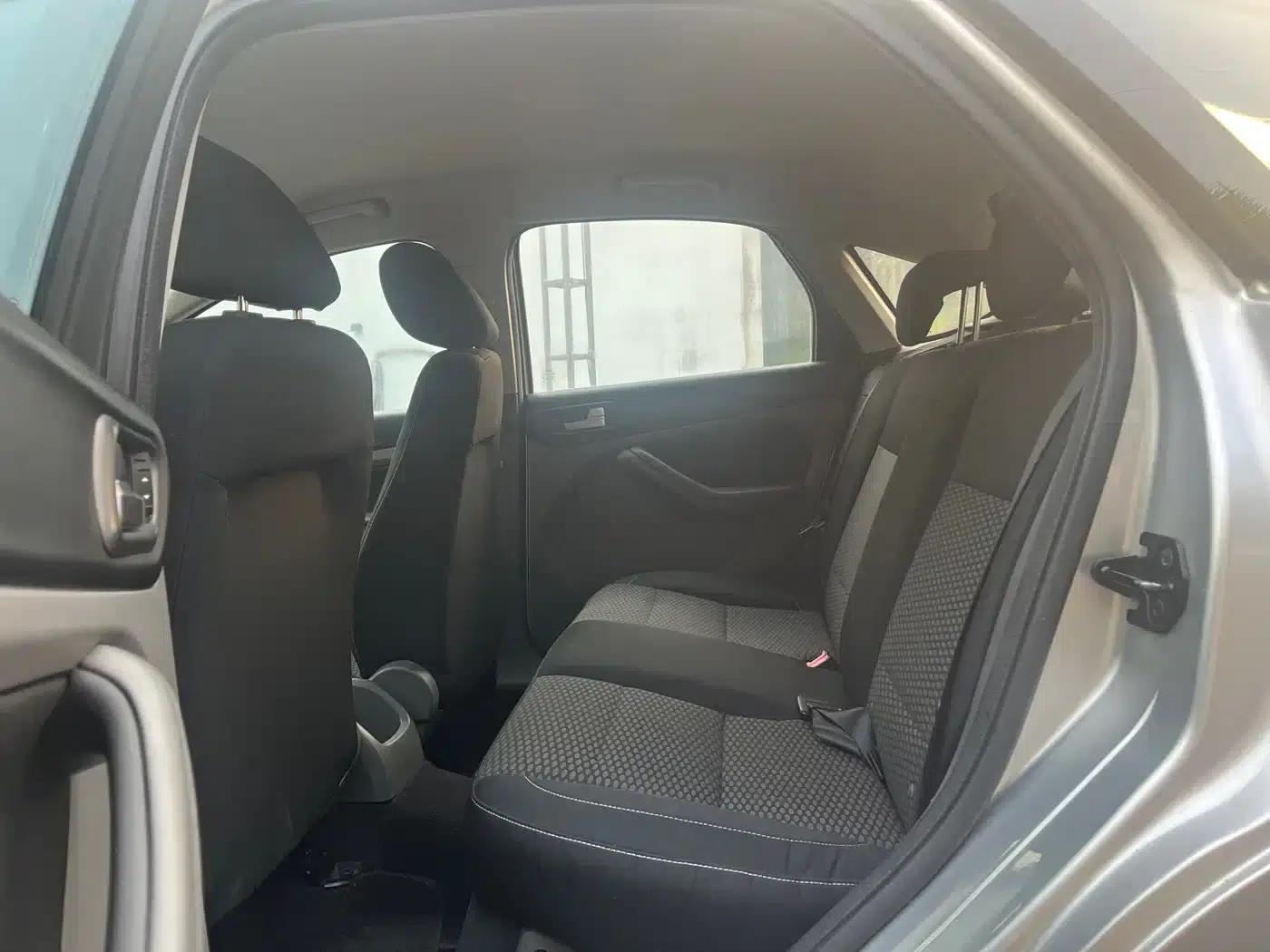 Ford Focus 2013 Hatchback Classic 1.8L Manual Basic Model — миниатюра 15