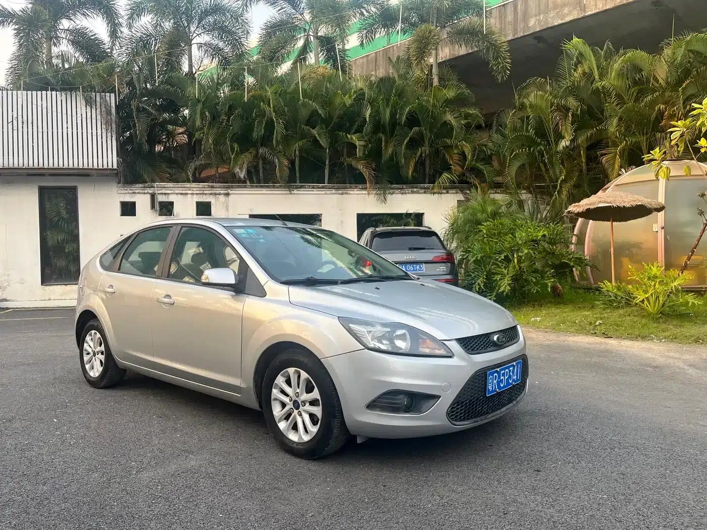 Ford Focus 2013 Hatchback Classic 1.8L Manual Basic Model — миниатюра 3