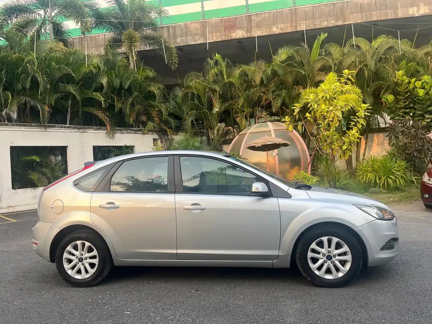 Ford Focus 2013 Hatchback Classic 1.8L Manual Basic Model — миниатюра 4